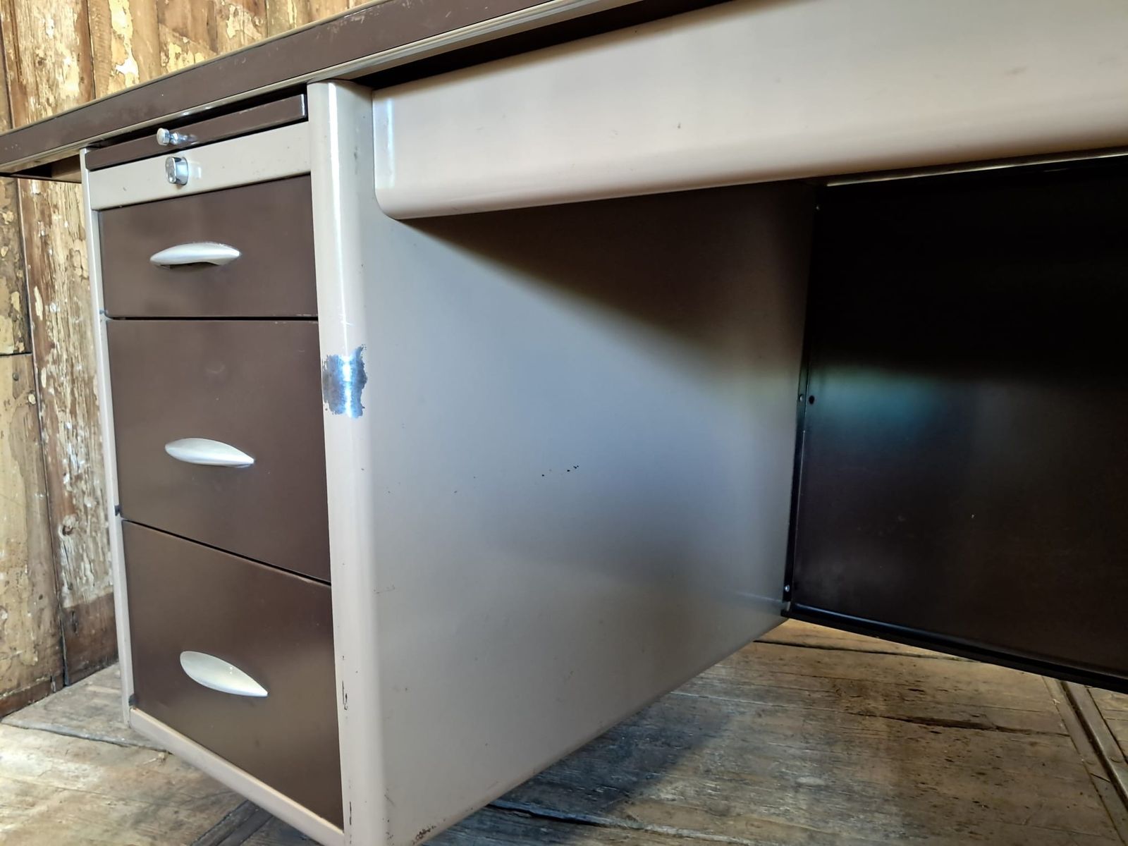 695.0 Industrial Tanker Desk photo