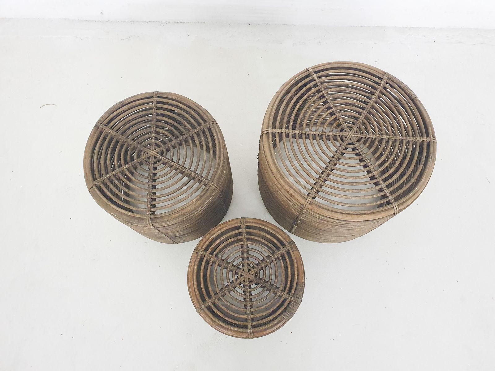 Set Van Drie Manou Manden, Krukken Of Bijzettafels, Toegeschreven Aan Tito Agnoli, Italië, Ca. Jaren 1970 photo for sale