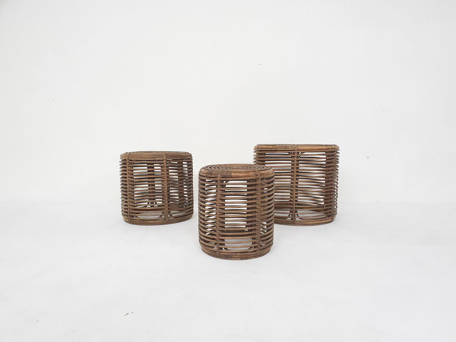 photo furniture Set Van Drie Manou Manden, Krukken Of Bijzettafels, Toegeschreven Aan Tito Agnoli, Italië, Ca. Jaren 1970
