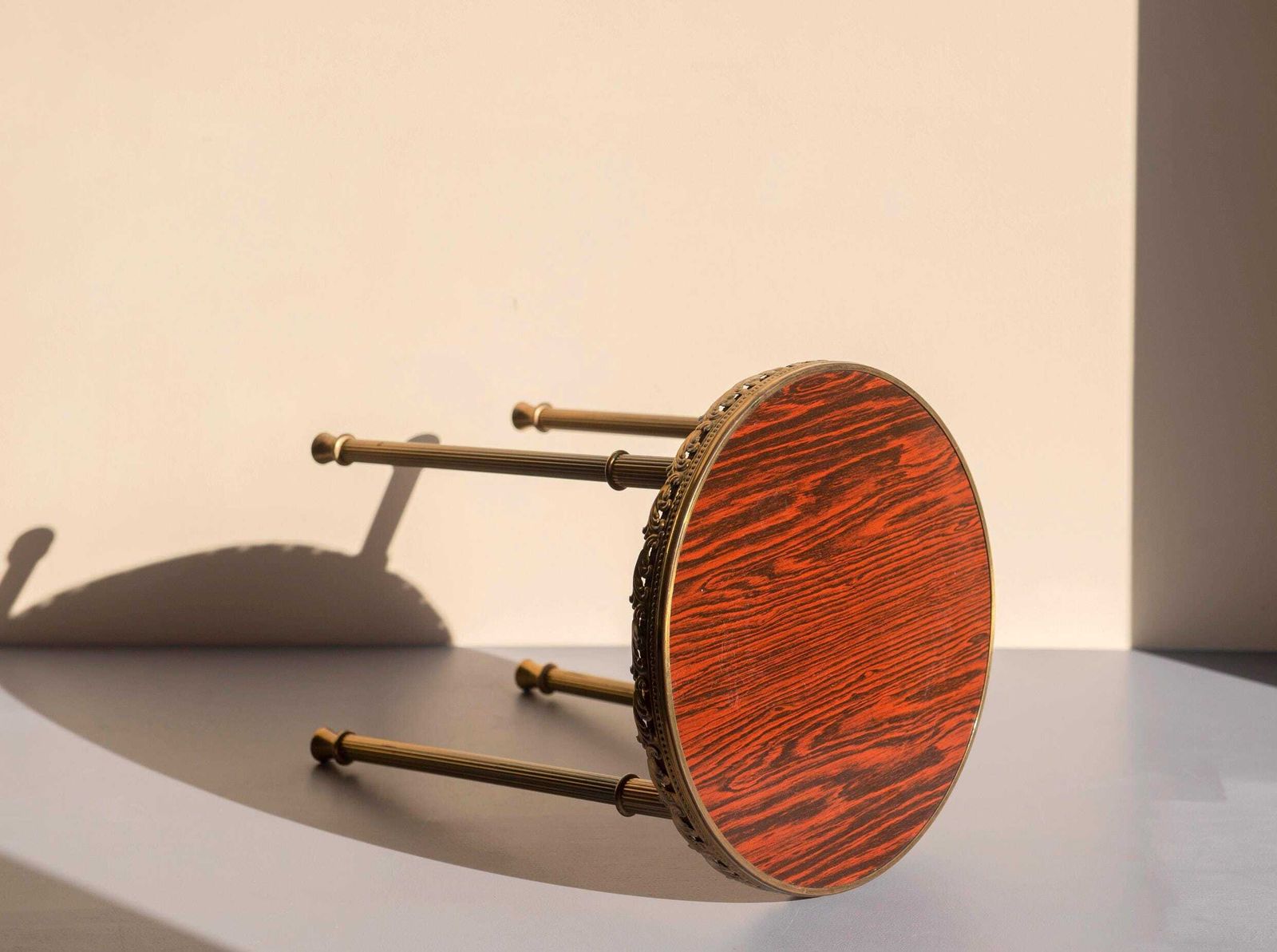 Table d'appoint ronde en laiton, Hollywood Regency, porte-plante vintage, design années 1950, tabouret doré mid-century photo for sale