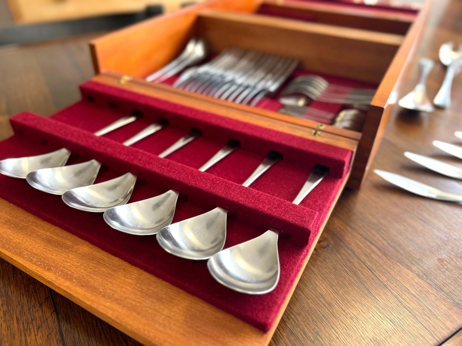 Robert Welch For Old Hall, 73 Piece Alveston Canteen In Rosewood Box photo for sale