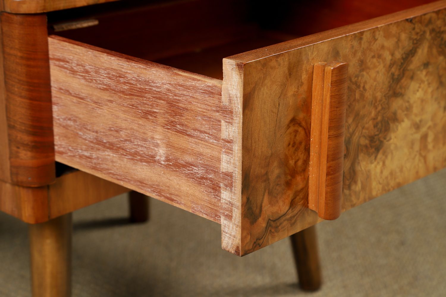photo vintage Small English Art Deco Burr Walnut Bedside / Side / Lamp Table With Drawer (Circa 1930)