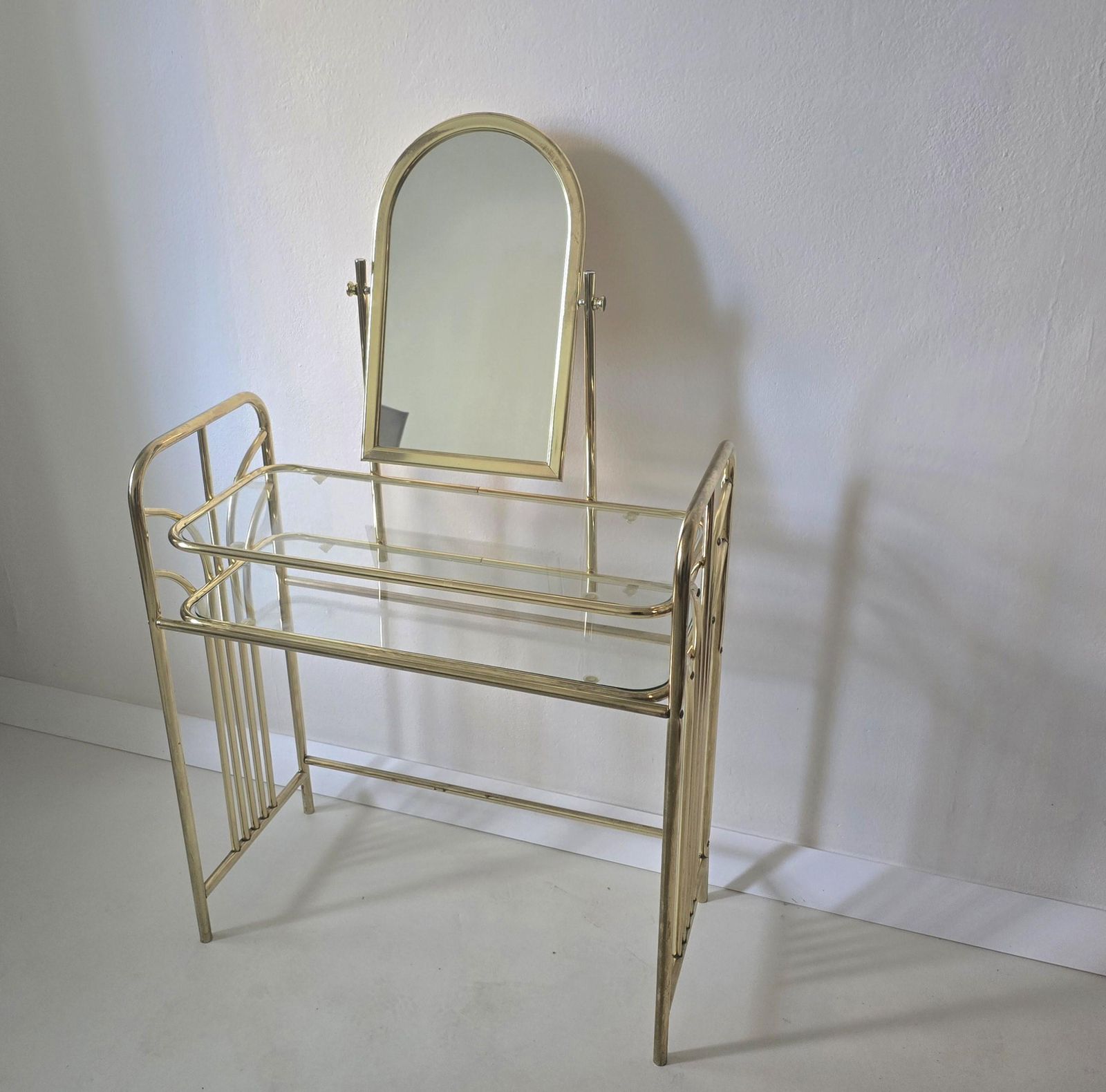 photo furniture Vintage Hollywood Regency Dressing Table Set Modern Chrome And Glass Table With Mirror And Stool