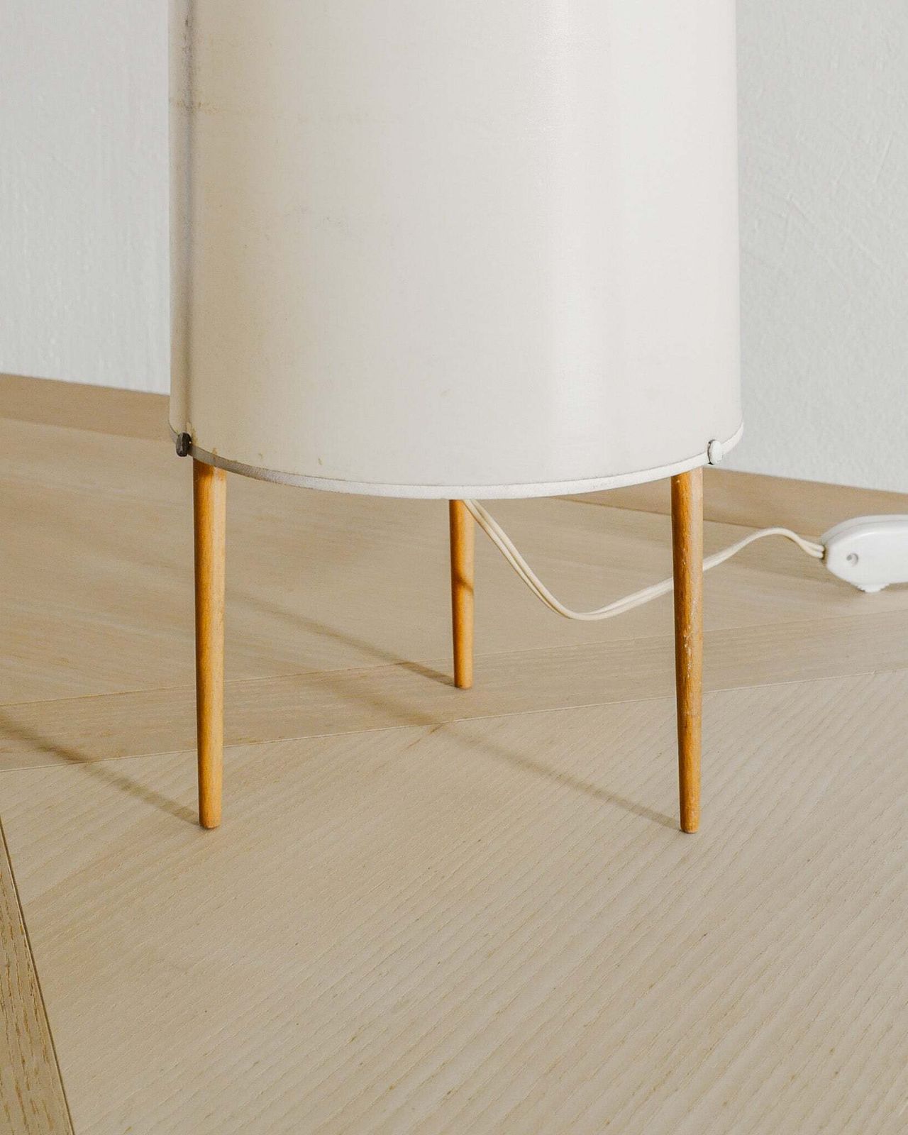 Vintage Mid Century "No 9" Table Lamp In Wood & Paper By Isamu Noguchi For Knoll USA, 1940s photo vinterior