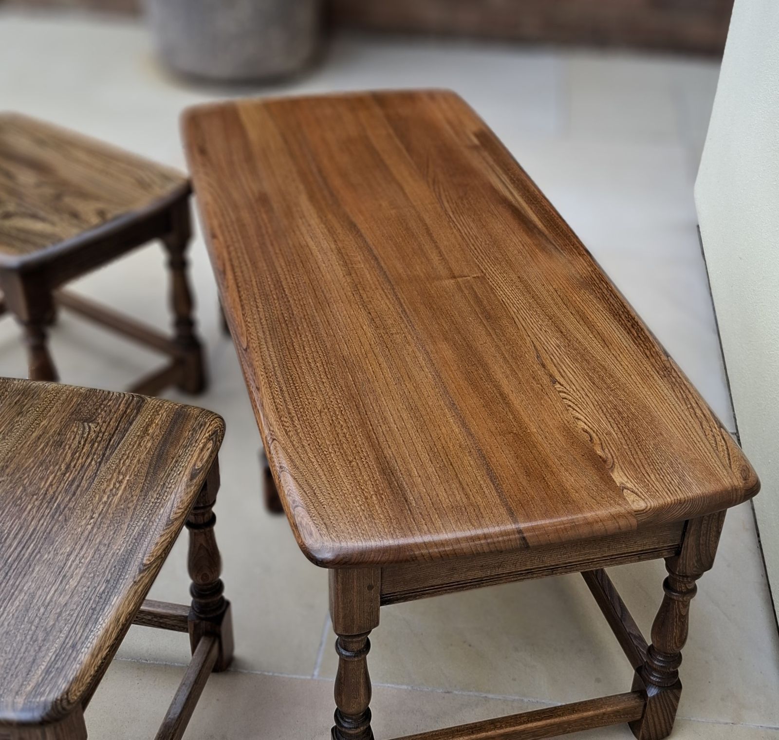 photo furniture Ercol Old Colonial Nest Of Trinity Tables 3 Coffee / Side Vintage Tables
