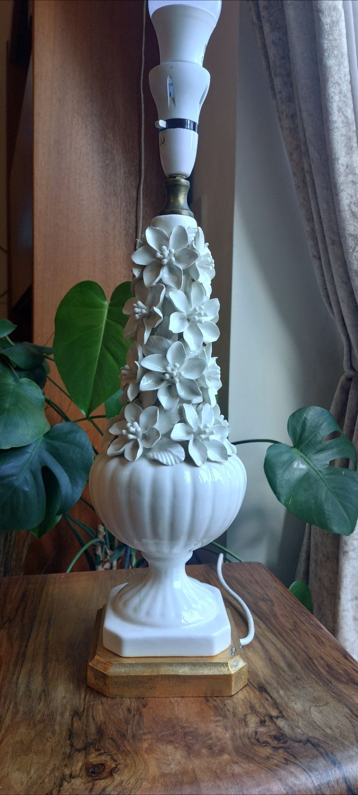 The Casa Pupo Vintage White Porcelain Ceramic Flower Table Lamp I photo furniture