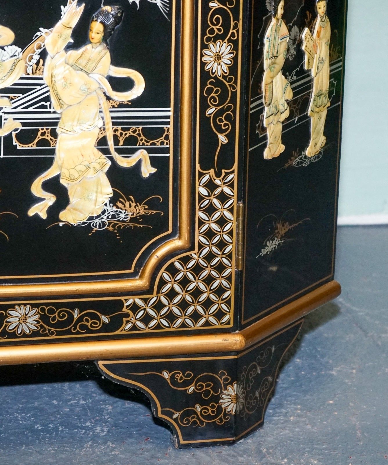 Elegant Vintage Black Lacquered Corner Cabinet Mother Pearl & Gilt Inlay photo vinterior