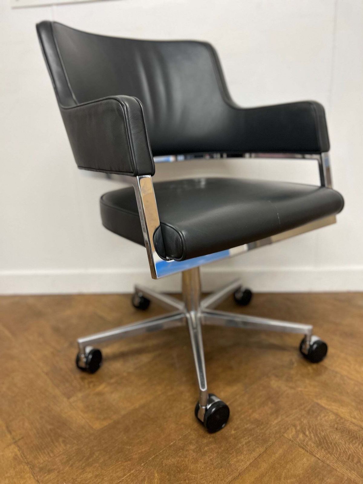 Used Brunner Tempus Dark Grey Leather Chromed Framed Meeting Chair On Wheels (18 X Available) photo Furniture