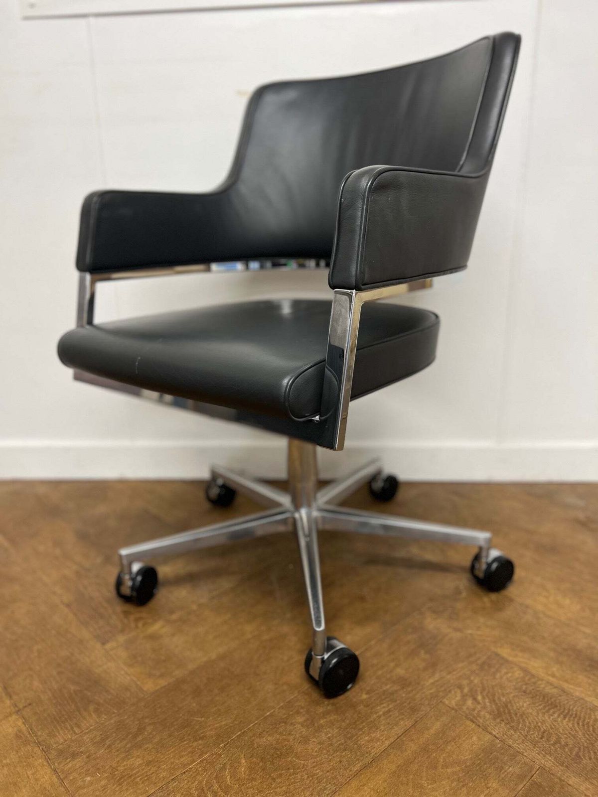 Used Brunner Tempus Dark Grey Leather Chromed Framed Meeting Chair On Wheels (18 X Available) photo 450.0