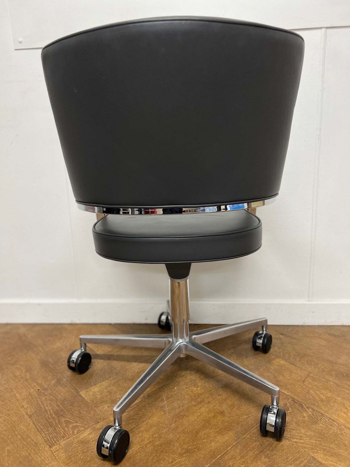 Used Brunner Tempus Dark Grey Leather Chromed Framed Meeting Chair On Wheels (18 X Available) photo vinterior