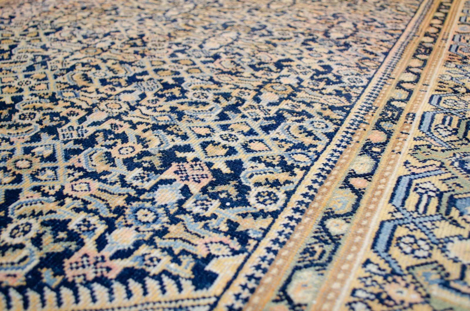 Antique Cheshme/ Farahan Rug 192x127cm photo Textiles