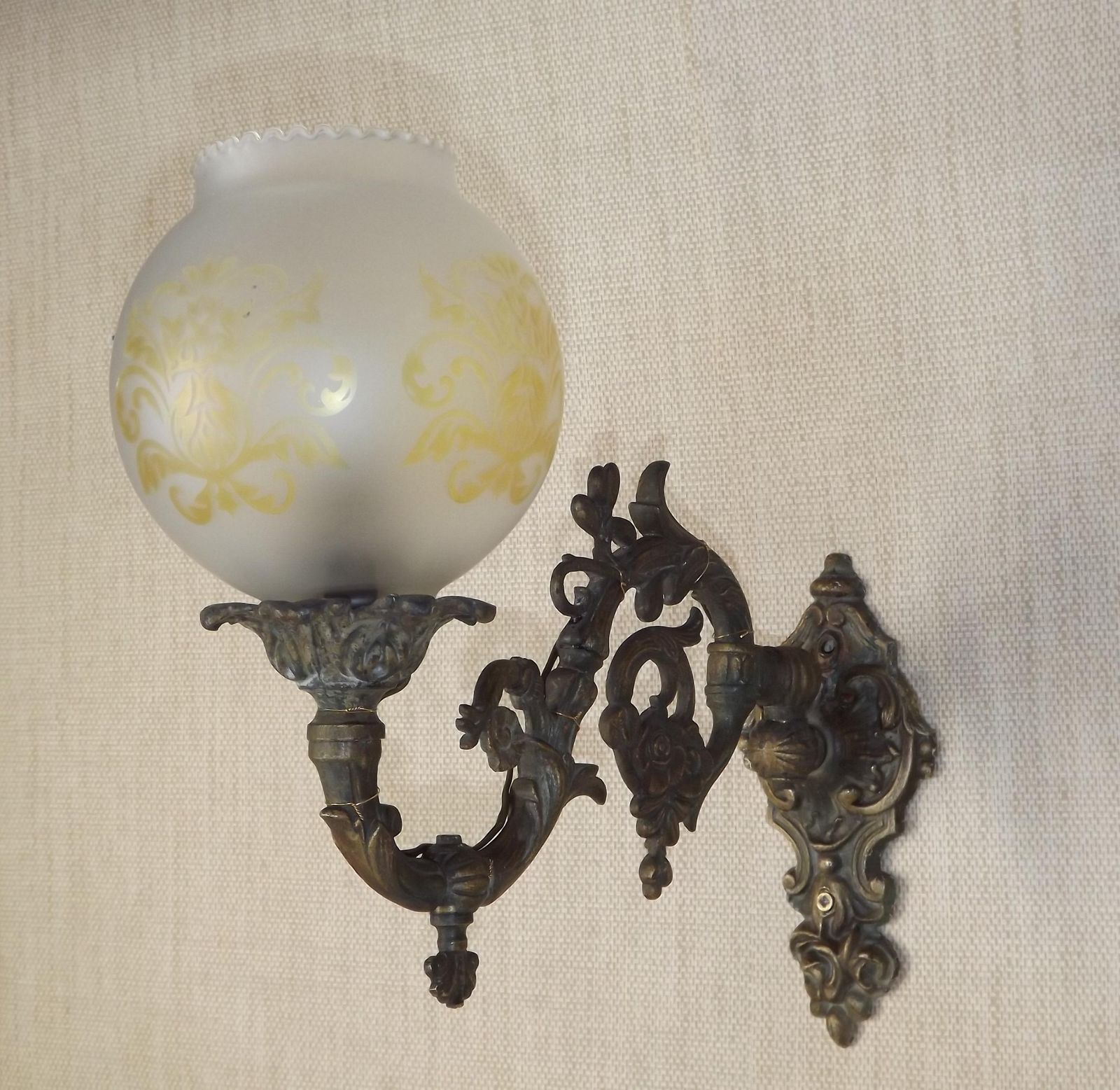 Geëlektrificeerde Franse Antieke Messing Gaswandlamp Met Bedrukt Glazen Kap – Victorian Stijl Verlichting | Franse Antieke Lamp | Antieke Wandlamp