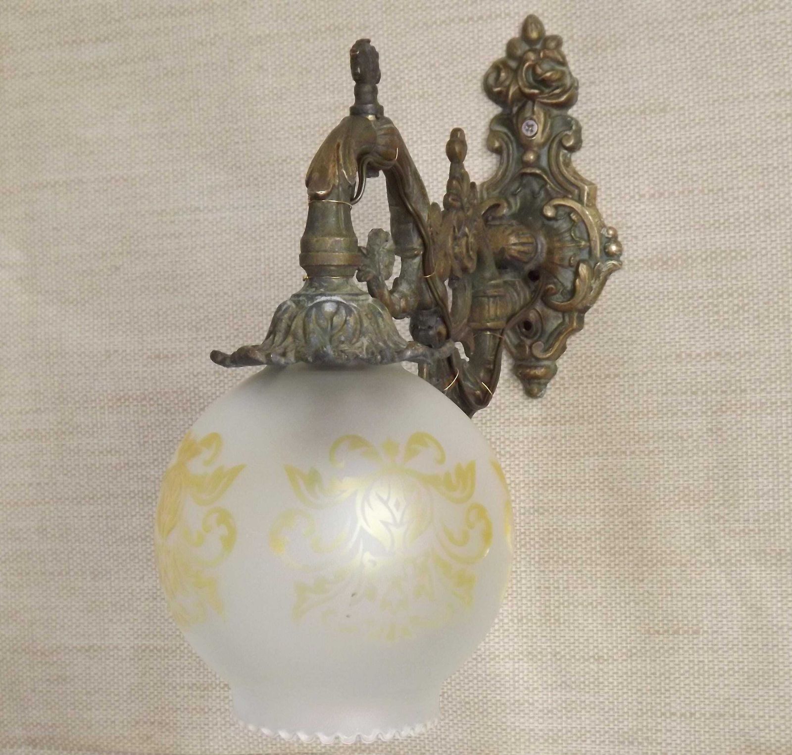 Geëlektrificeerde Franse Antieke Messing Gaswandlamp Met Bedrukt Glazen Kap – Victorian Stijl Verlichting | Franse Antieke Lamp | Antieke Wandlamp photo for sale