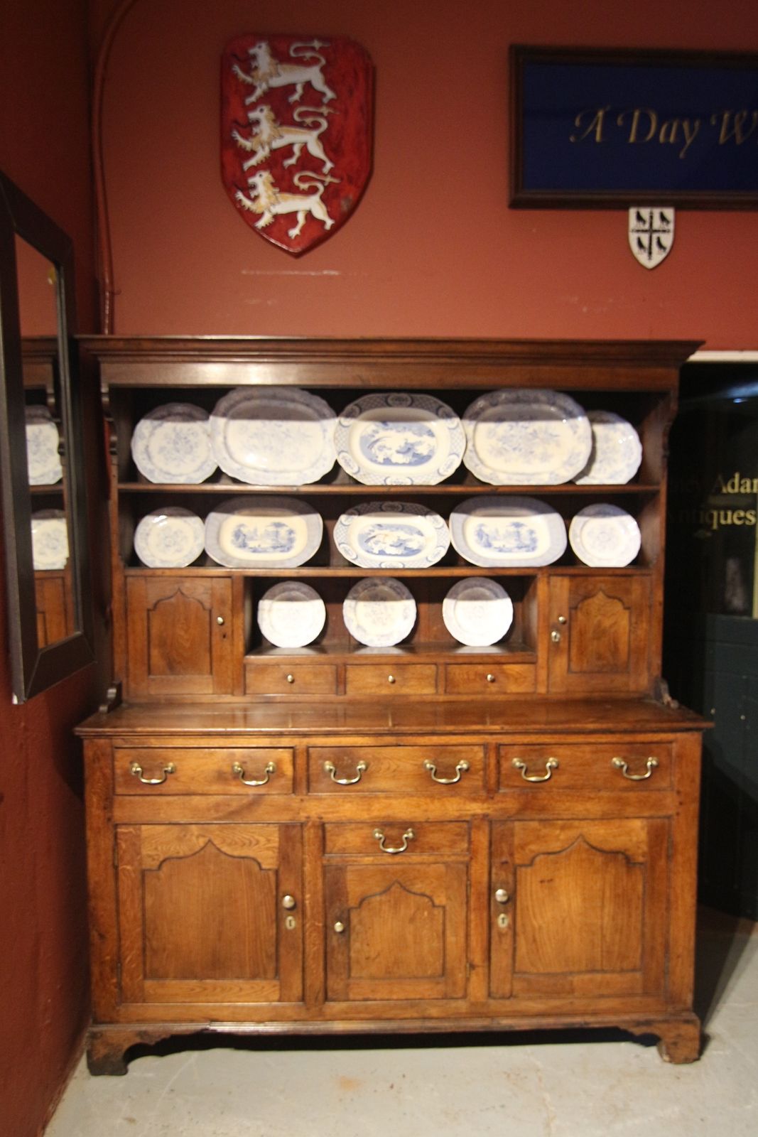 photo vintage Fine 18th Century Snowdonia Welsh Oak Dresser& Plates