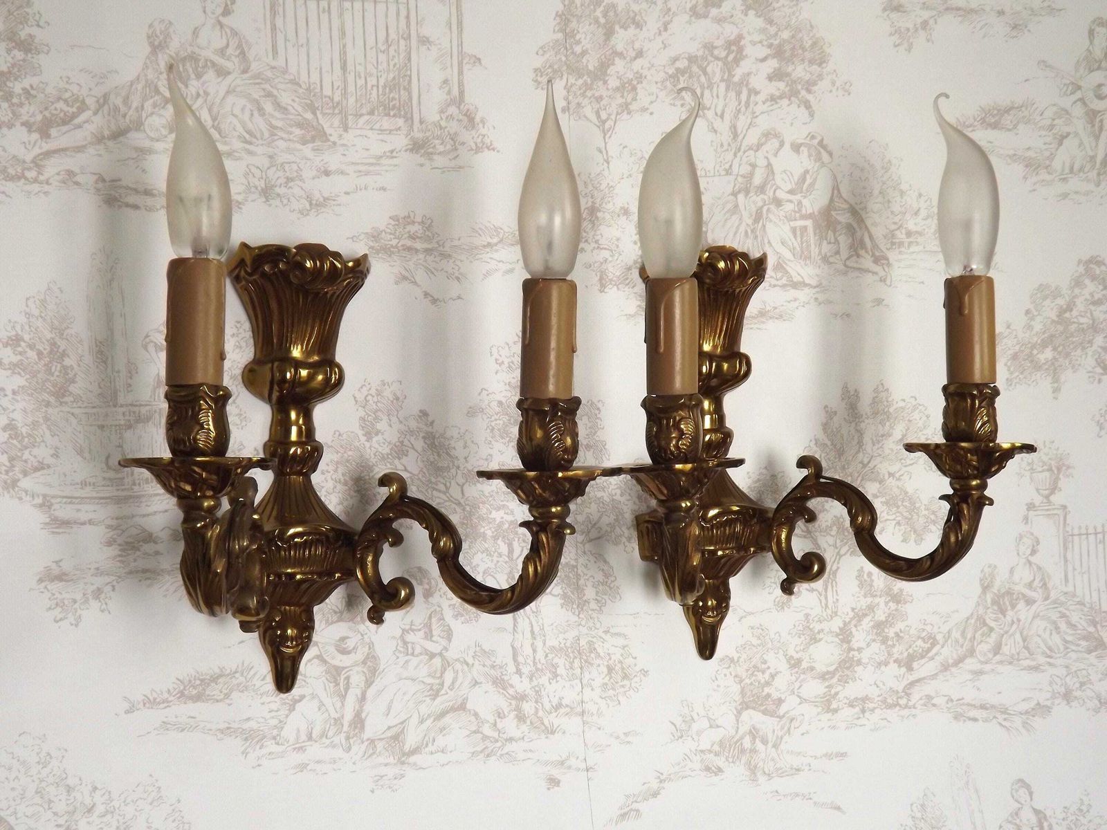 Paar Franse Barok Dubbele Messing Wandlampen Met Acanthus  En Vlechtwerkmotief – Franse Vintage Verlichting. Dubbele Wandkandelabers. Messing Wandlampen photo for sale