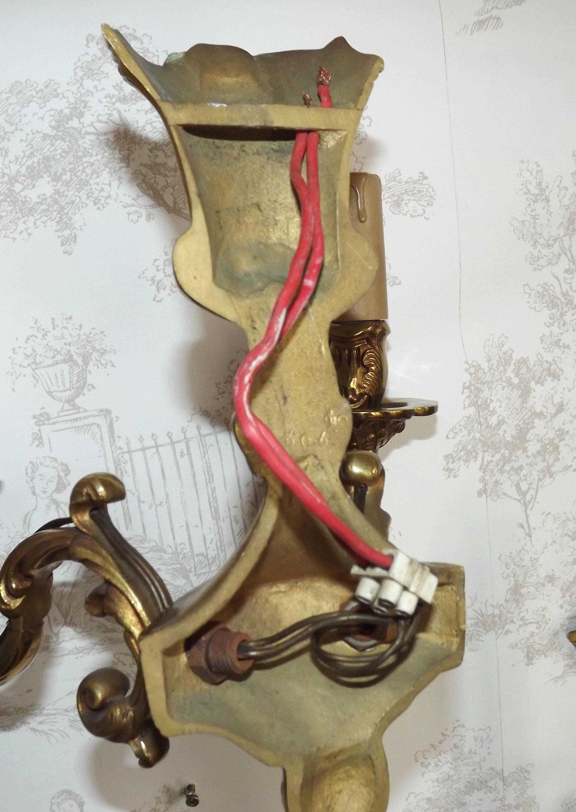 photo for sale Paar Franse Barok Dubbele Messing Wandlampen Met Acanthus  En Vlechtwerkmotief – Franse Vintage Verlichting. Dubbele Wandkandelabers. Messing Wandlampen