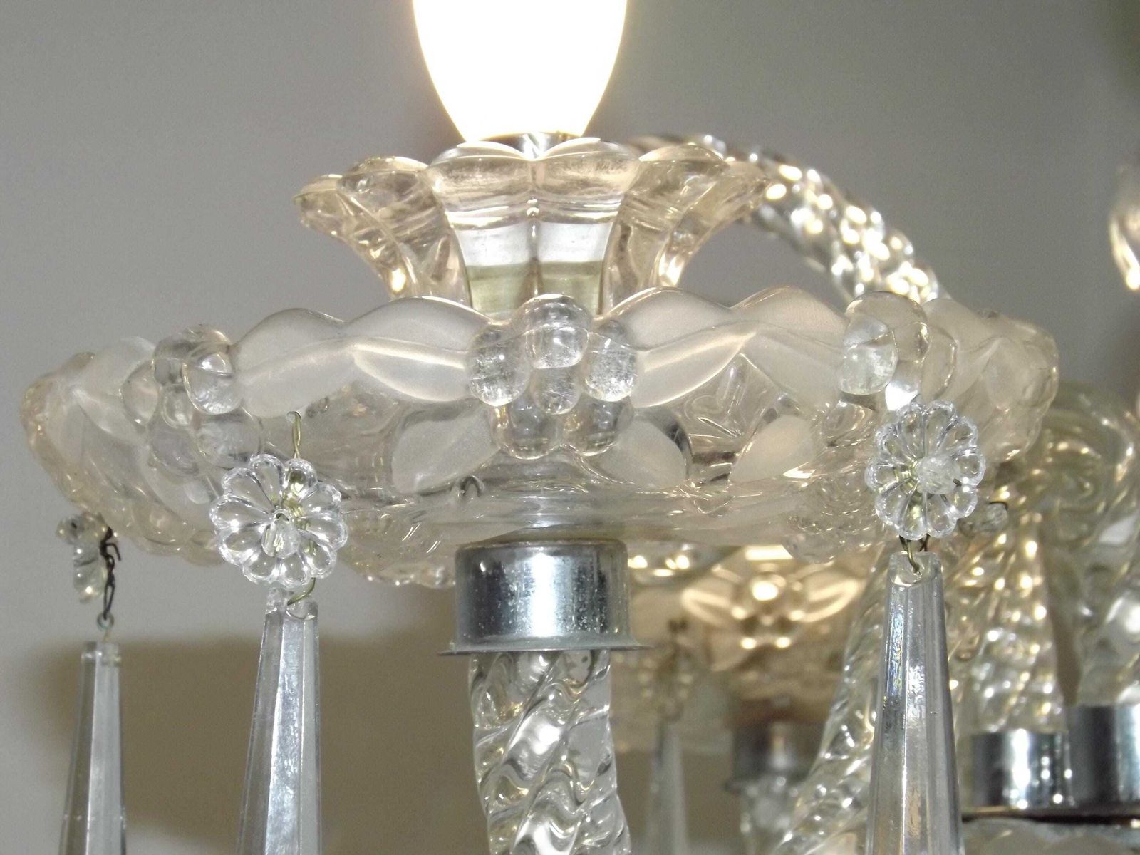 photo furniture Lustre français d'époque à 3 bras et 4 lumières, verre et cristal torsadé   Luminaires français d'époque. Lustre en verre et cristal torsadé.