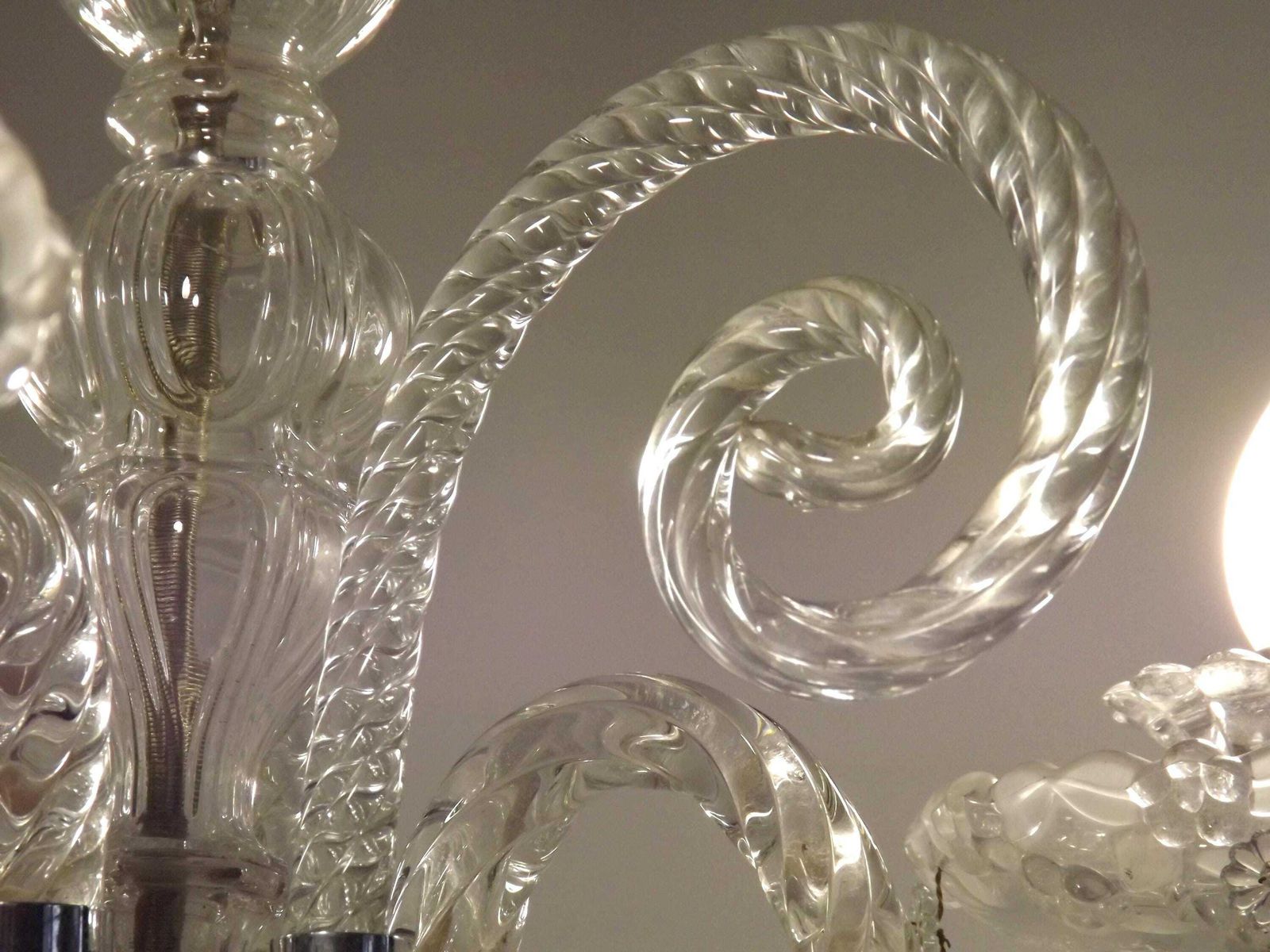 photo for sale Lustre français d'époque à 3 bras et 4 lumières, verre et cristal torsadé   Luminaires français d'époque. Lustre en verre et cristal torsadé.