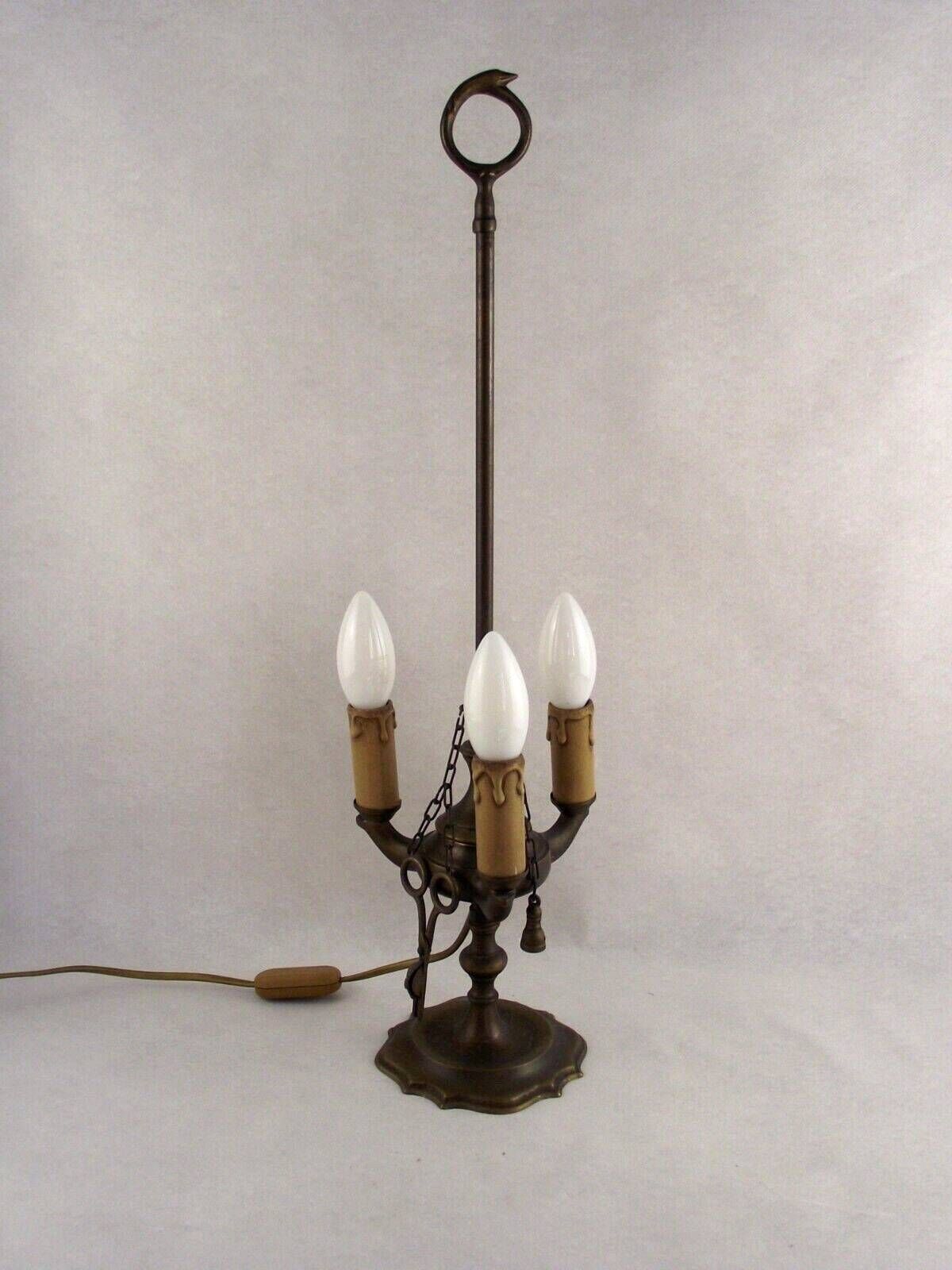 Lampe à huile florentine d'époque à 3 lumières avec accessoires, montée en lampe électrique - Luminaire d'époque français. Lampe de table en laiton. Lampe florentine en laiton