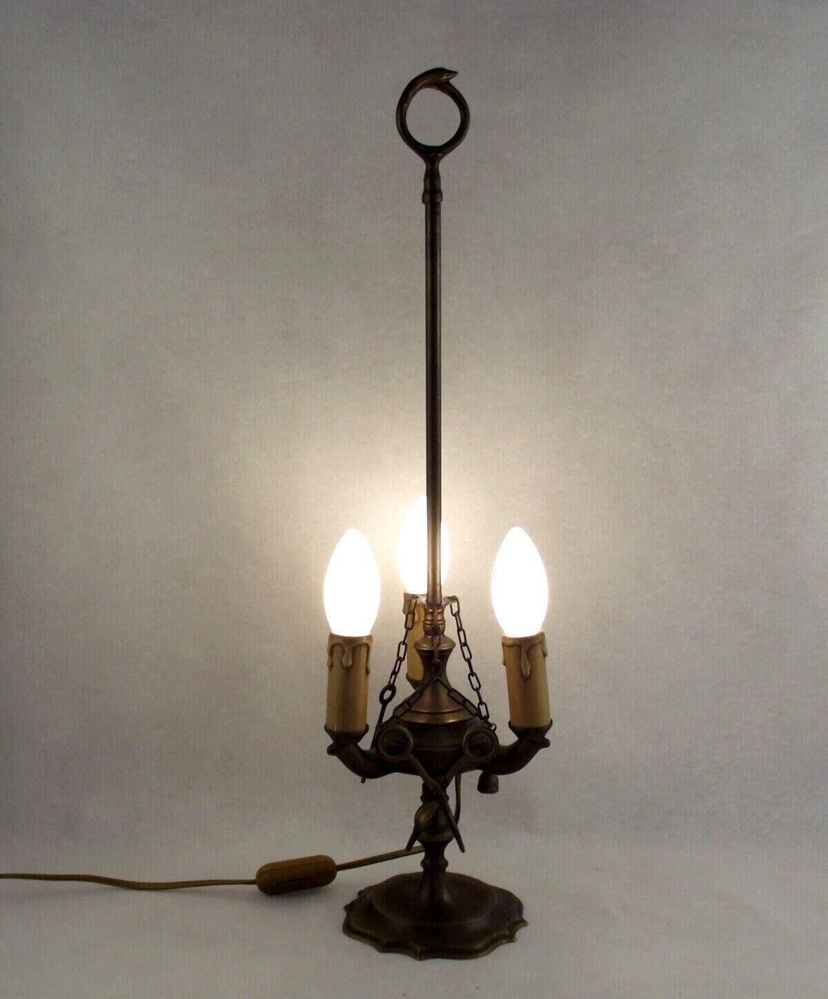 Lampe à huile florentine d'époque à 3 lumières avec accessoires, montée en lampe électrique - Luminaire d'époque français. Lampe de table en laiton. Lampe florentine en laiton photo furniture