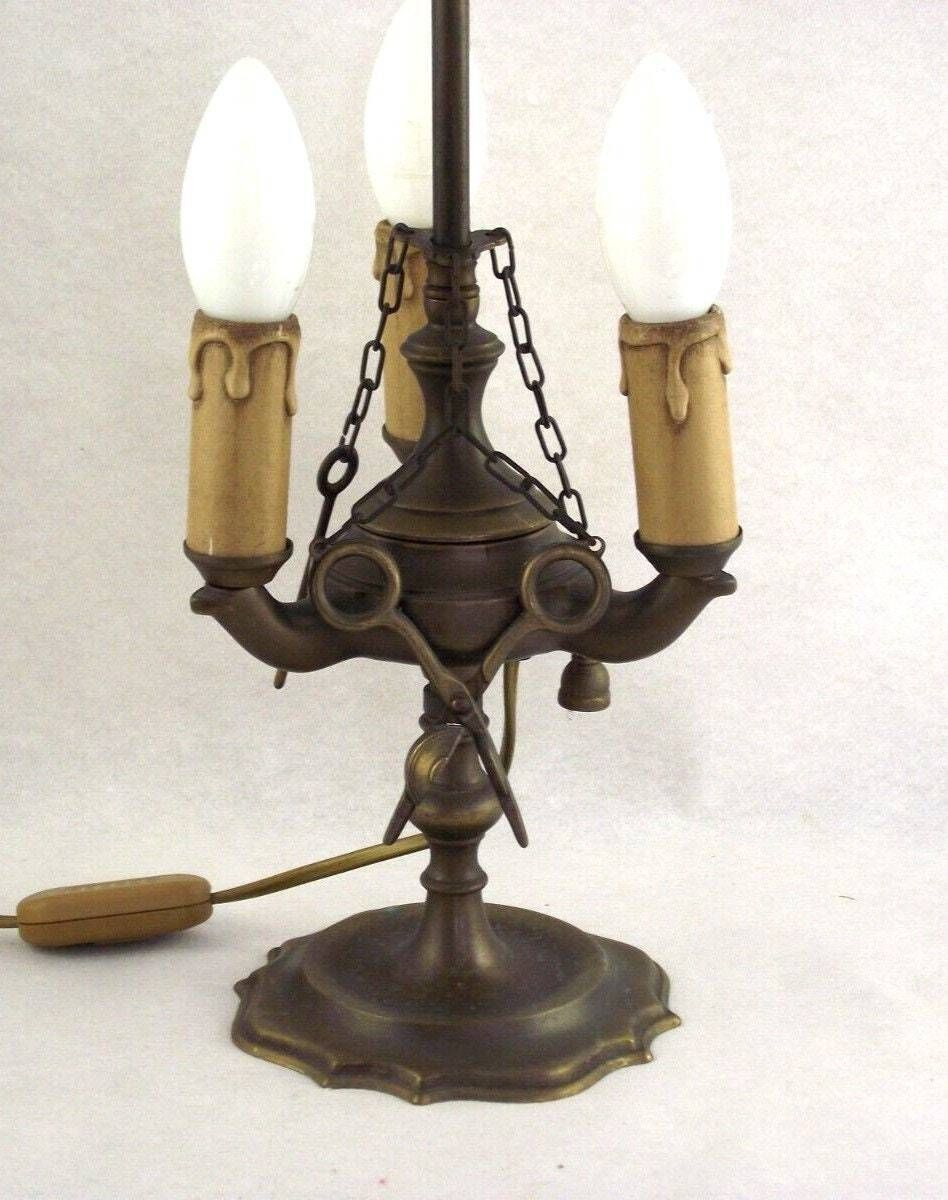 Lampe à huile florentine d'époque à 3 lumières avec accessoires, montée en lampe électrique - Luminaire d'époque français. Lampe de table en laiton. Lampe florentine en laiton photo for sale
