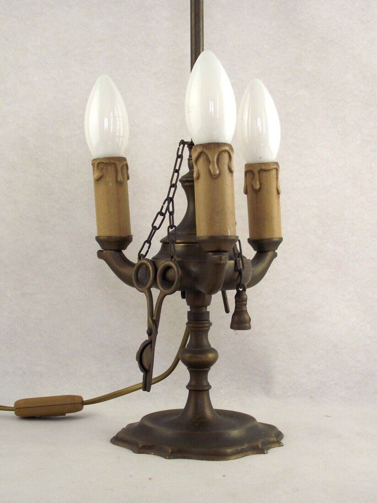 Lampe à huile florentine d'époque à 3 lumières avec accessoires, montée en lampe électrique - Luminaire d'époque français. Lampe de table en laiton. Lampe florentine en laiton photo 119.0
