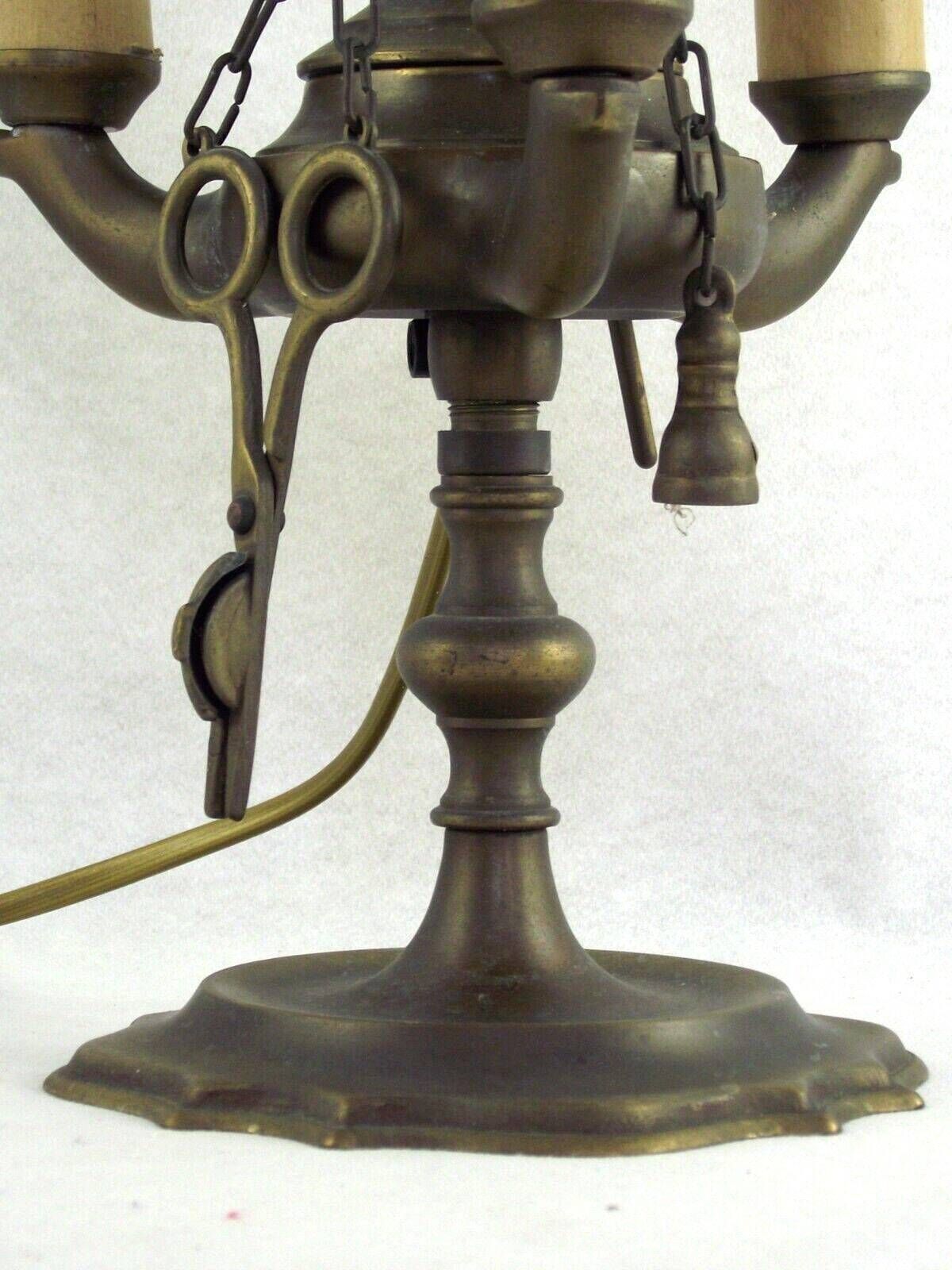 Lampe à huile florentine d'époque à 3 lumières avec accessoires, montée en lampe électrique - Luminaire d'époque français. Lampe de table en laiton. Lampe florentine en laiton photo buy