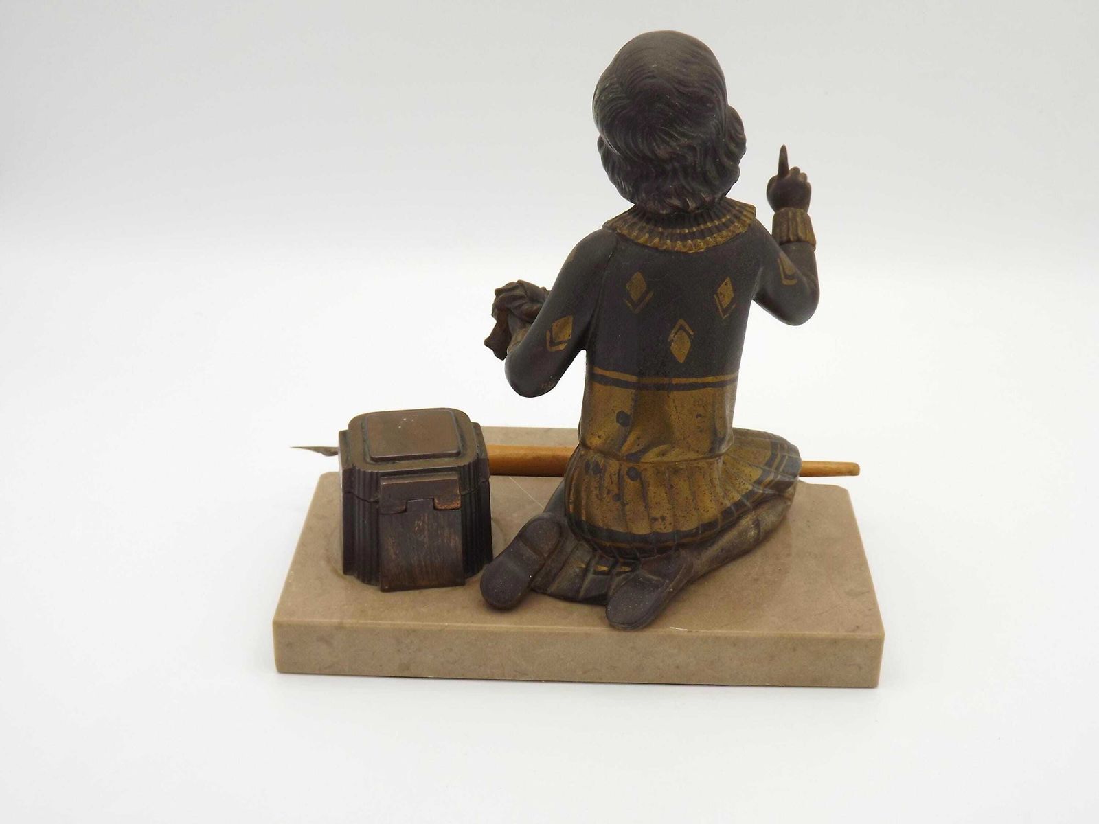 photo furniture Encrier Art déco français, figurine de jeune fille agenouillée sur socle en marbre, d'époque. Ornement de bureau Art déco. Encrier avec plume d'oie