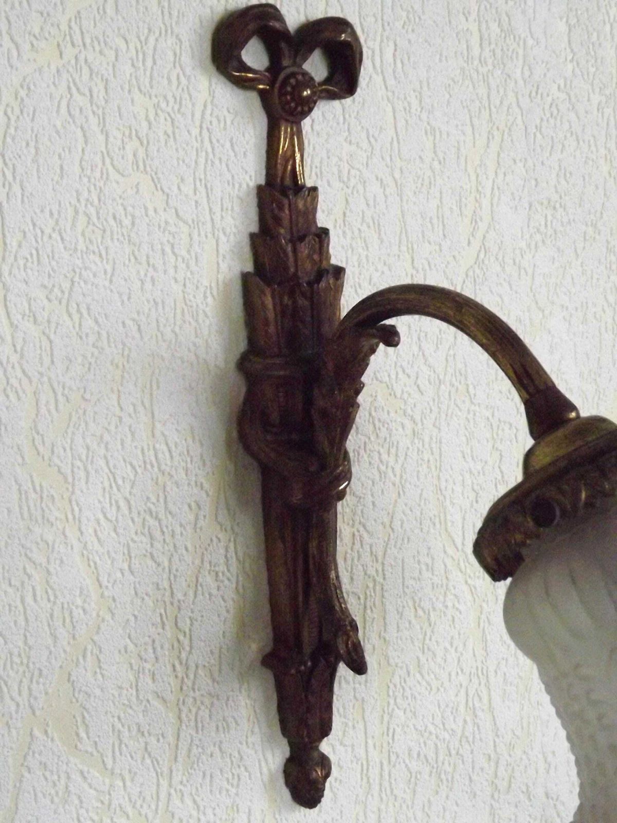 Applique murale de style Empire français en bronze, rubans et nœuds, abat-jour en verre froncé - Luminaire d'époque français. Applique Empire française. Abat-jour froncé photo 119.0