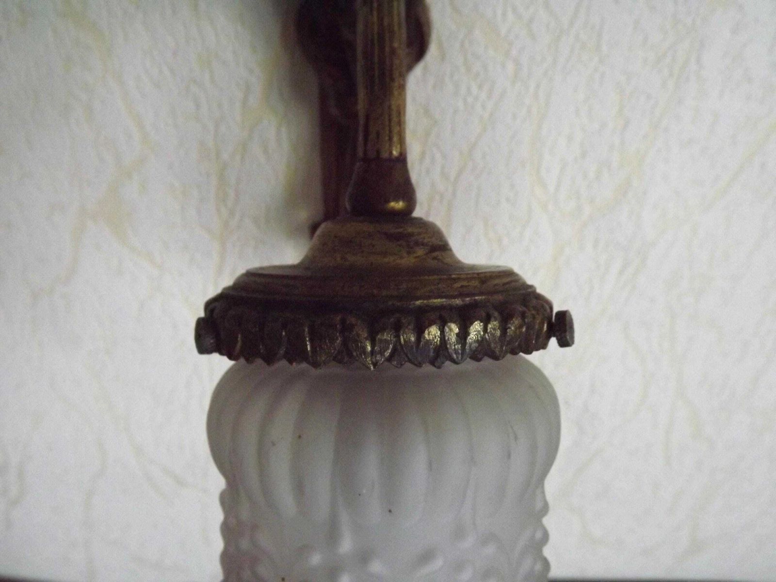 photo furniture Applique murale de style Empire français en bronze, rubans et nœuds, abat-jour en verre froncé - Luminaire d'époque français. Applique Empire française. Abat-jour froncé