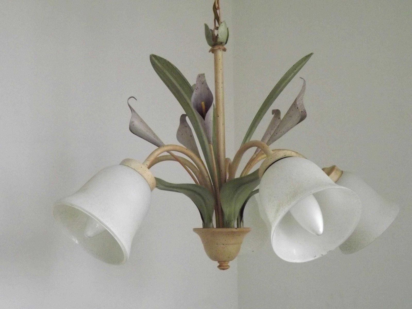 Franse Vintage Drielamps Lavendel Lelie Toleware Hanglamp Met Getextureerde Glazen Kappen — Franse Vintage Verlichting. Vintage Toleware Hanglamp. photo furniture