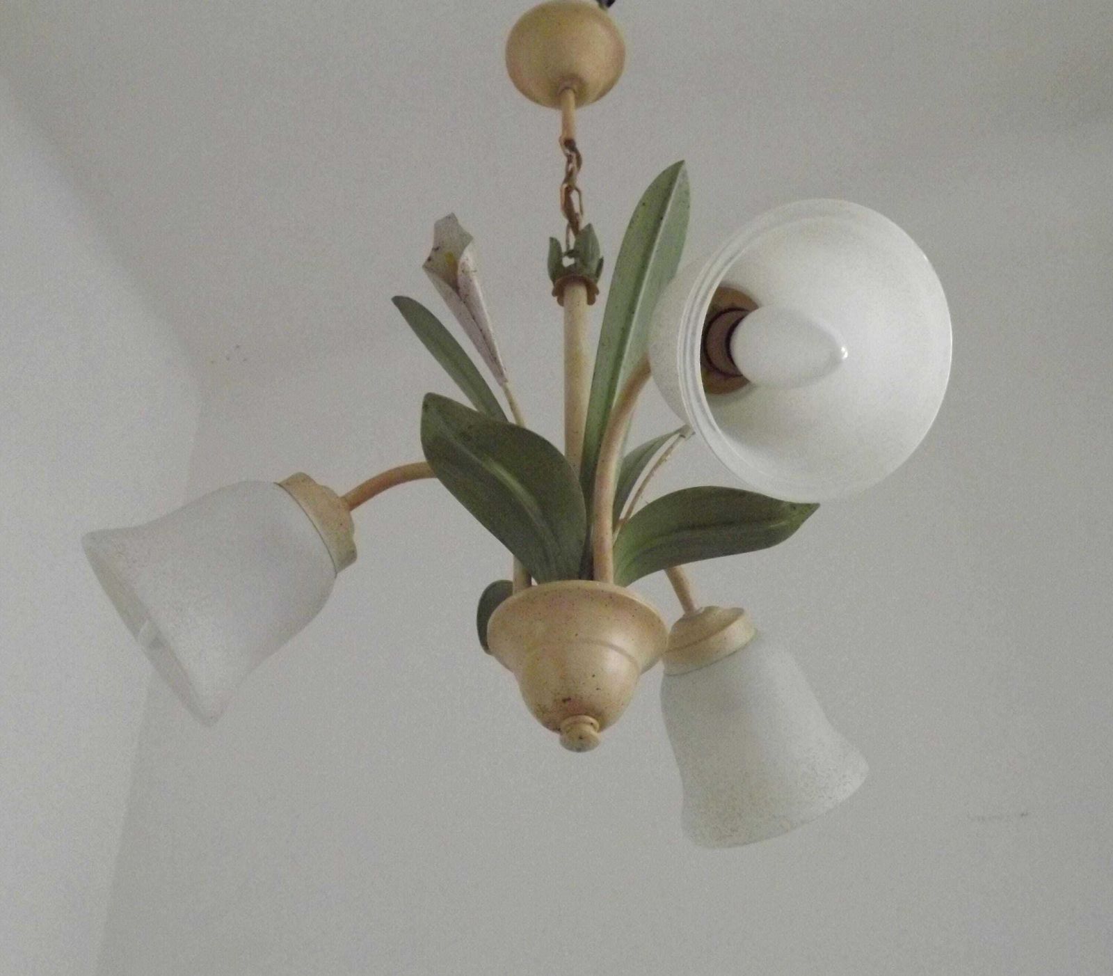 Franse Vintage Drielamps Lavendel Lelie Toleware Hanglamp Met Getextureerde Glazen Kappen — Franse Vintage Verlichting. Vintage Toleware Hanglamp. photo for sale