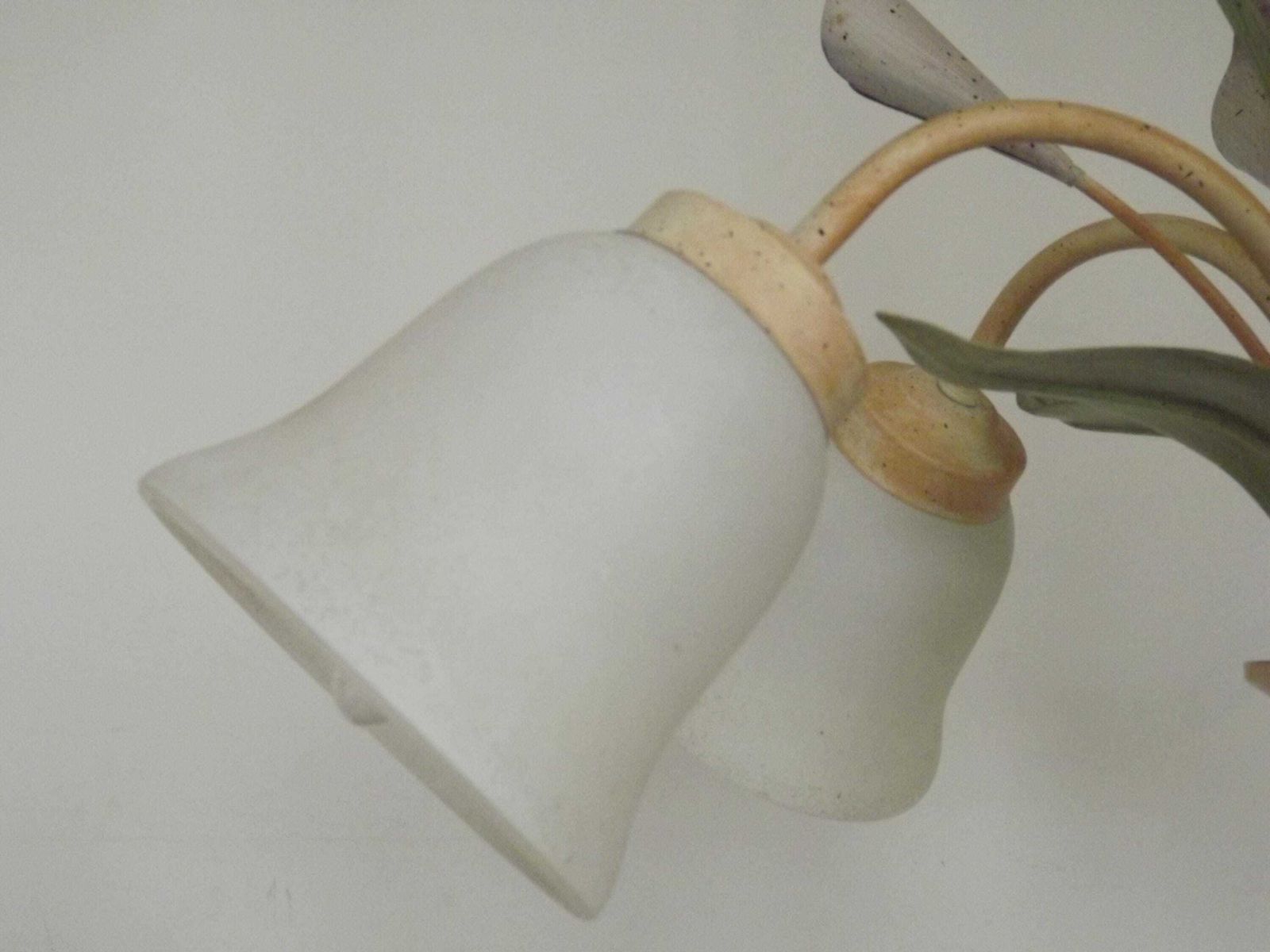 Franse Vintage Drielamps Lavendel Lelie Toleware Hanglamp Met Getextureerde Glazen Kappen — Franse Vintage Verlichting. Vintage Toleware Hanglamp. photo buy
