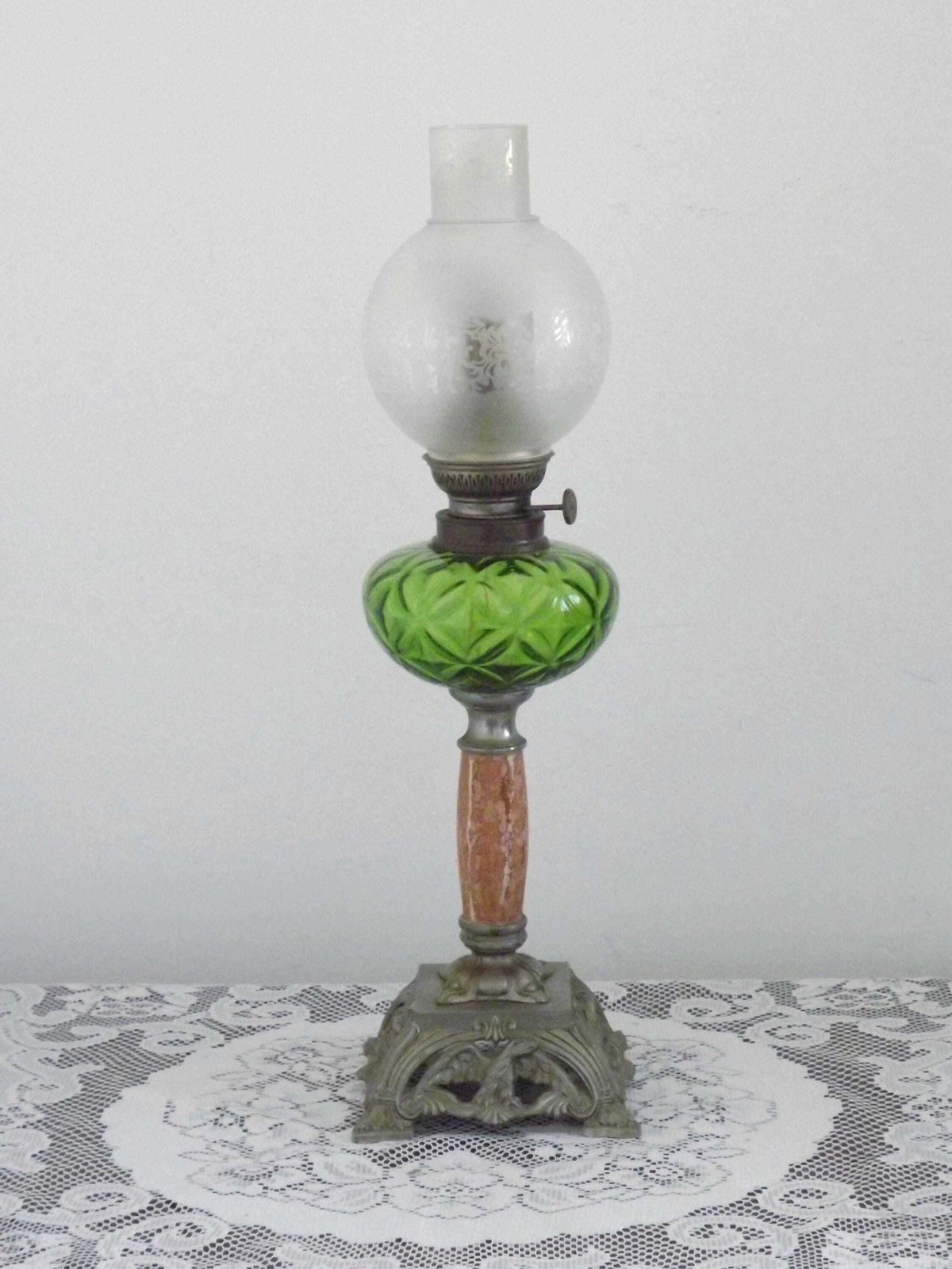 Lanterne-lampe d'époque française, vasque en verre vert, abat-jour fleuri, cheminée et socle carré en métal argenté à aigles. Luminaires d'époque français. photo furniture