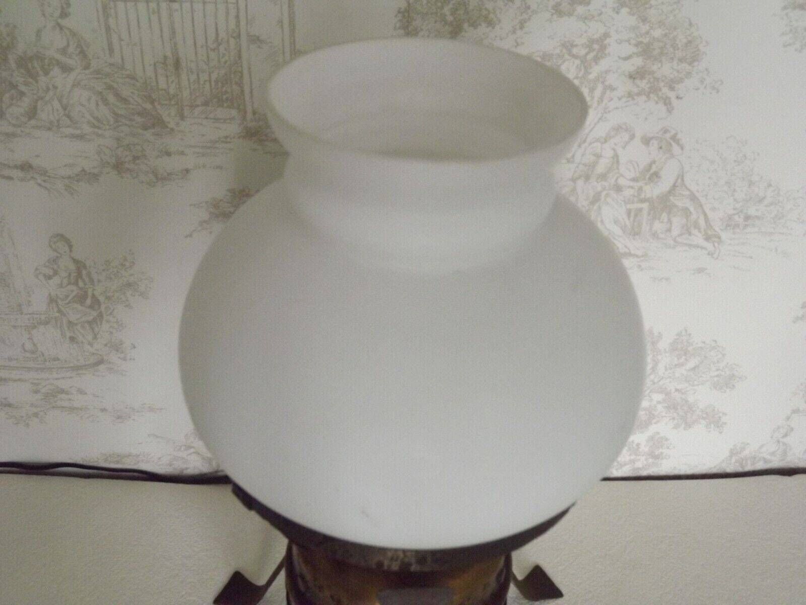 Lampe de table de style lanterne de campagne française, socle en cuivre et fer, abat-jour en verre blanc opaque, 6 éclairages vintage français. Lampe de table. photo 87.0