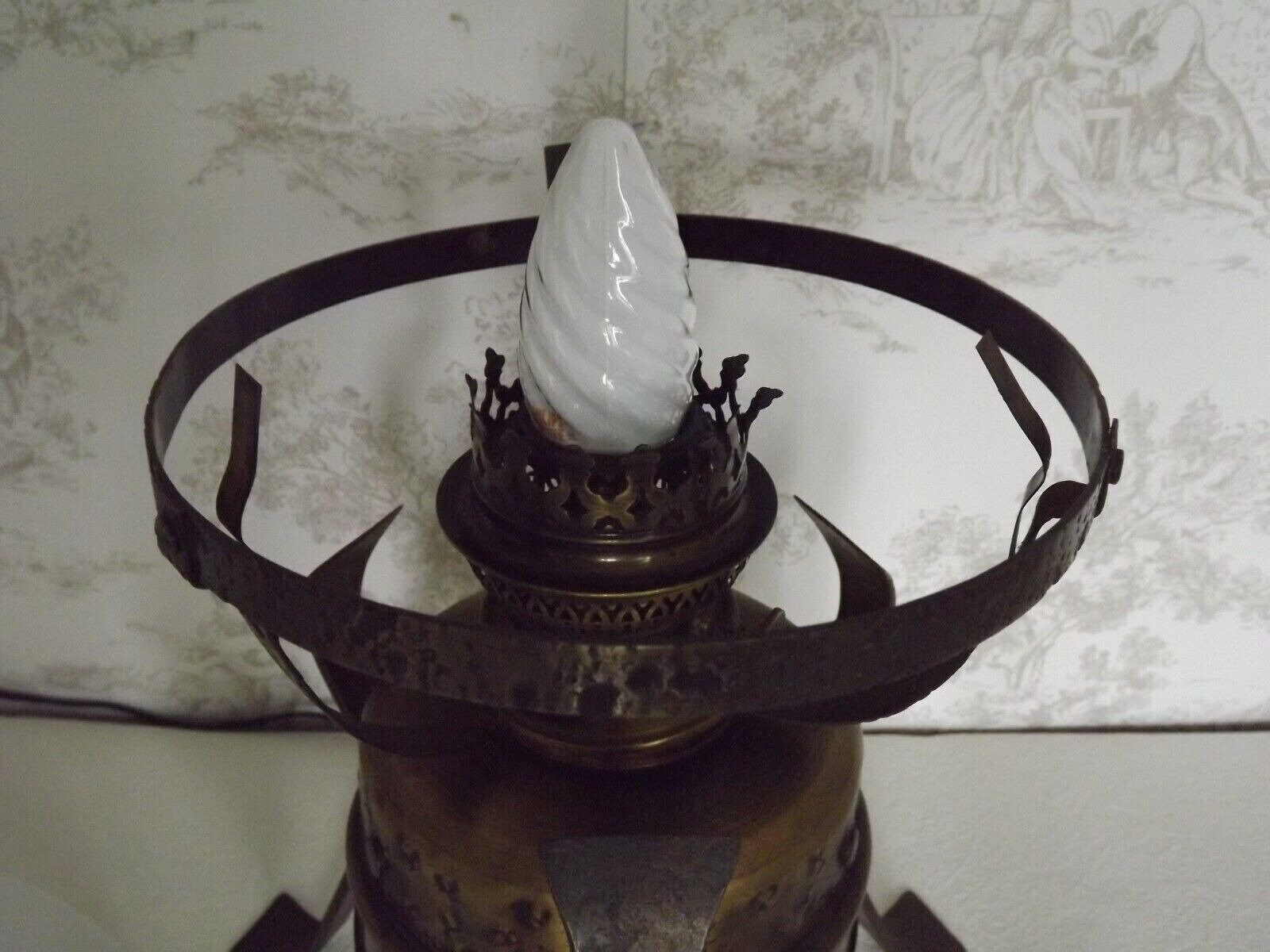 Lampe de table de style lanterne de campagne française, socle en cuivre et fer, abat-jour en verre blanc opaque, 6 éclairages vintage français. Lampe de table. photo buy