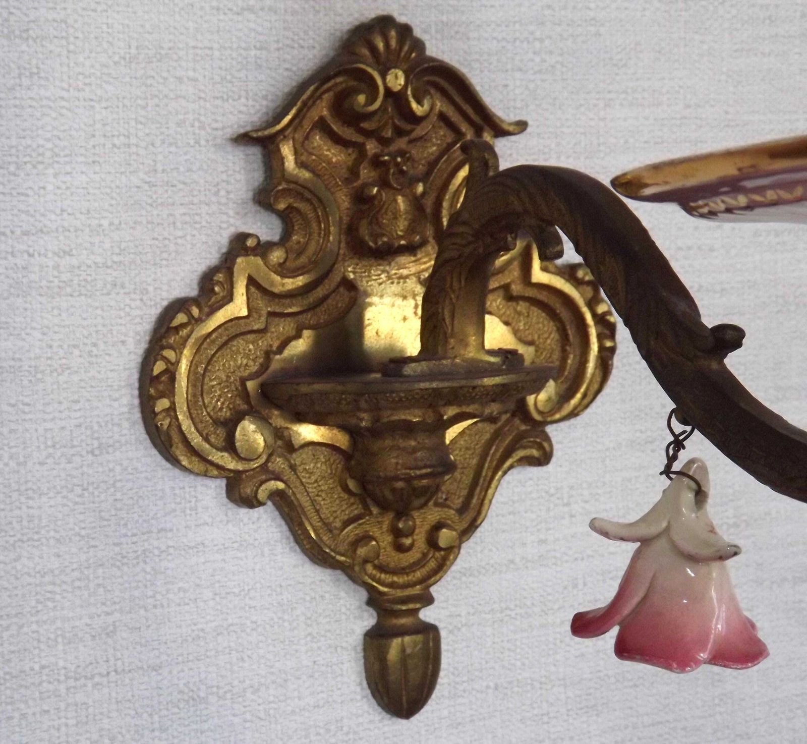 Applique murale d'époque française en bronze, avec accents en porcelaine rose et or - Applique murale d'époque française. Roses en porcelaine suspendues. photo vinterior