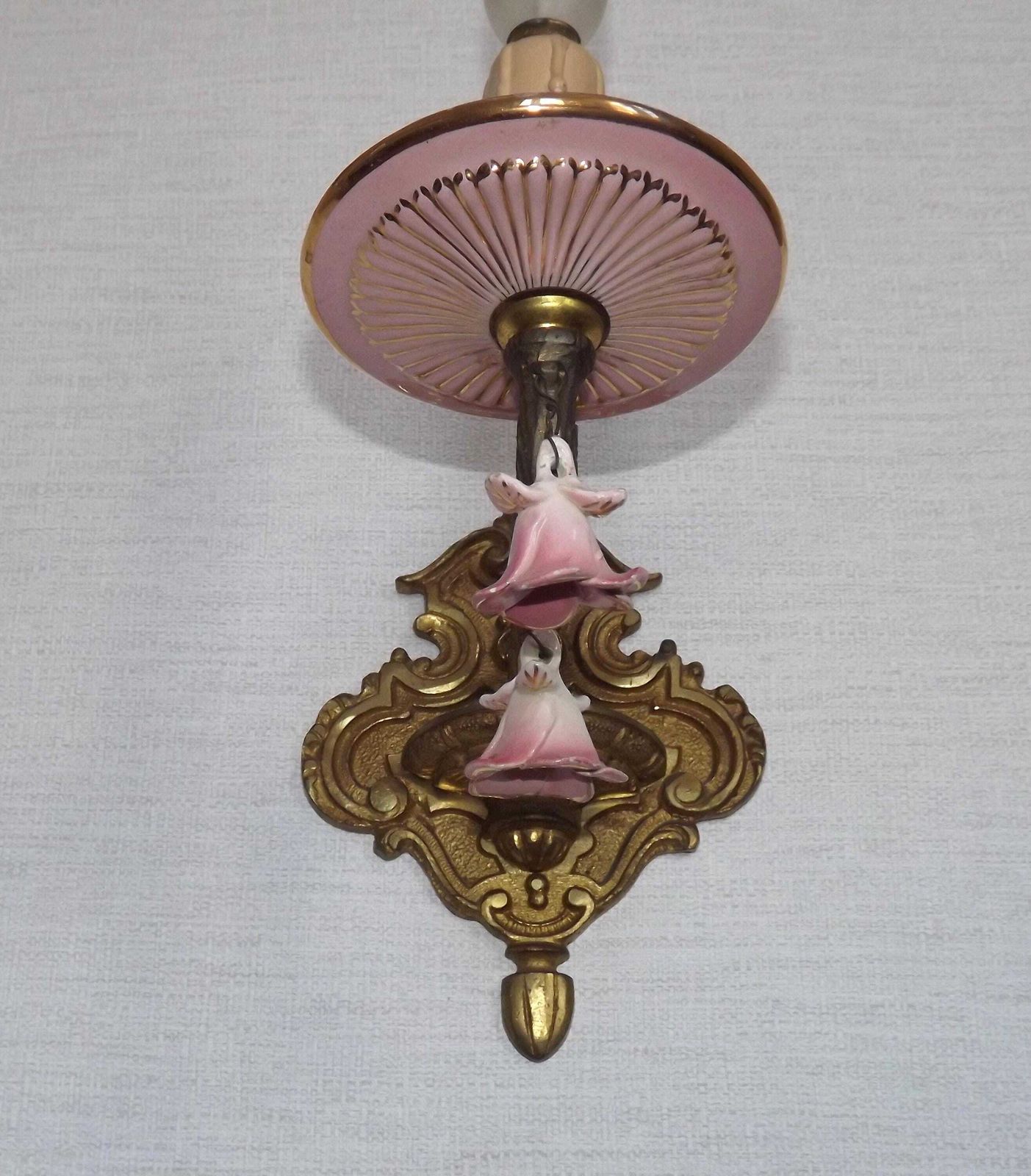 Applique murale d'époque française en bronze, avec accents en porcelaine rose et or - Applique murale d'époque française. Roses en porcelaine suspendues. photo buy