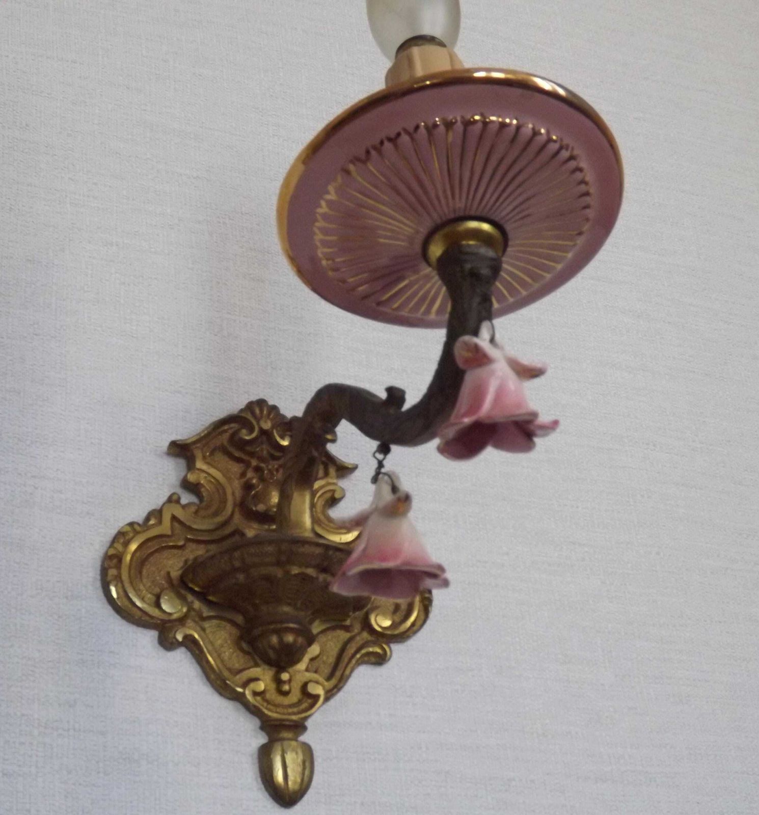Applique murale d'époque française en bronze, avec accents en porcelaine rose et or - Applique murale d'époque française. Roses en porcelaine suspendues. photo vintage