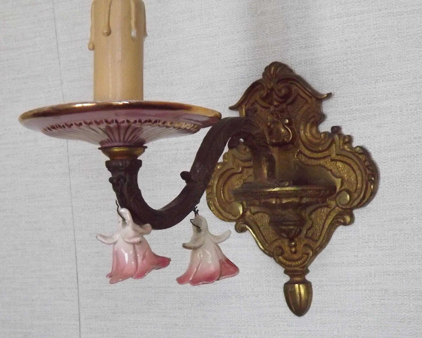 photo furniture Fraai Frans Antiek Bronzen Wandlampje Met Roze En Gouden Porseleinen Accenten — Frans Antiek Wandlicht Met Hangende Porseleinen Rozen.