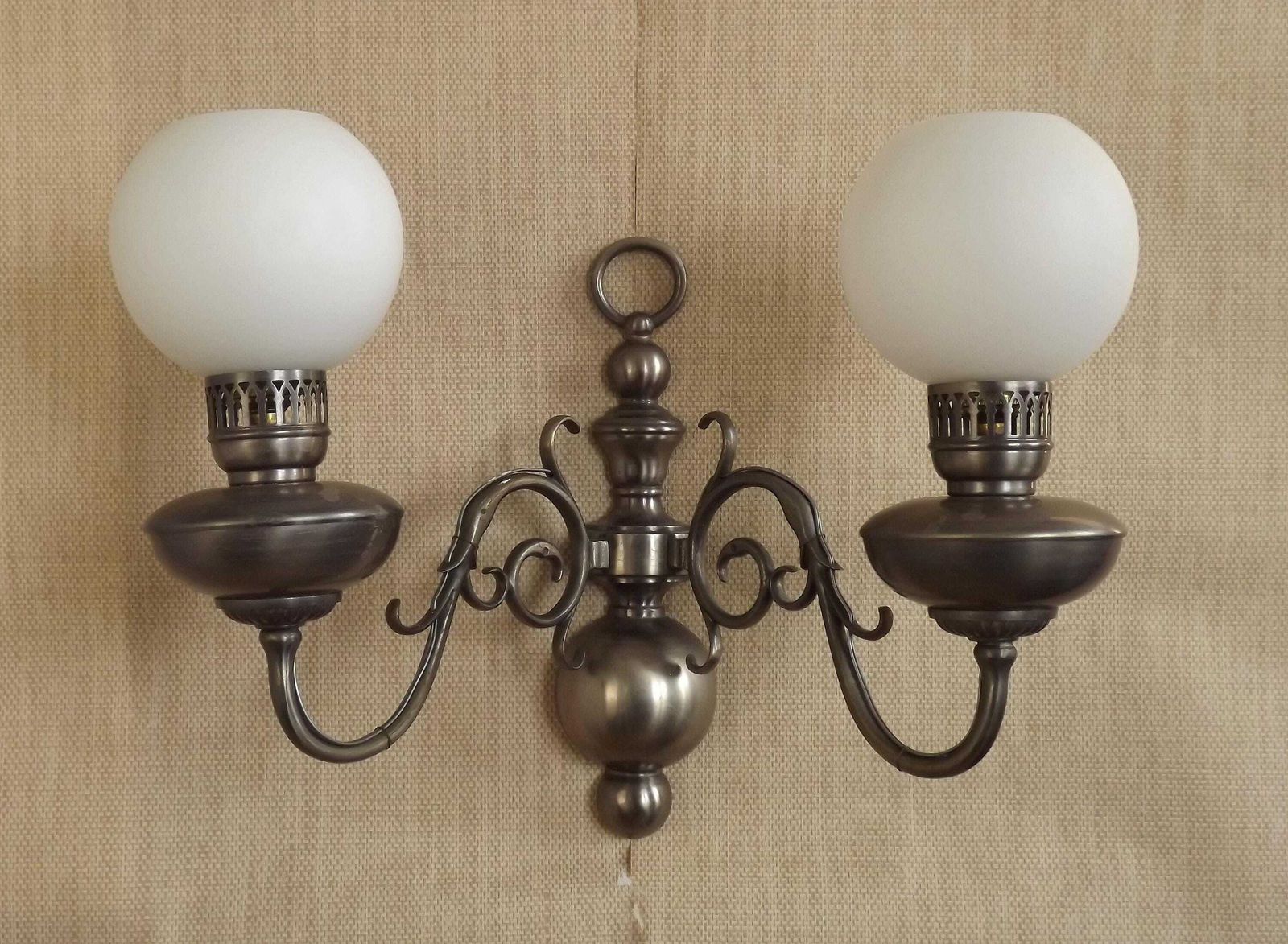 Appliques murales doubles vintage françaises, abat-jour en verre blanc opaque, style flamand