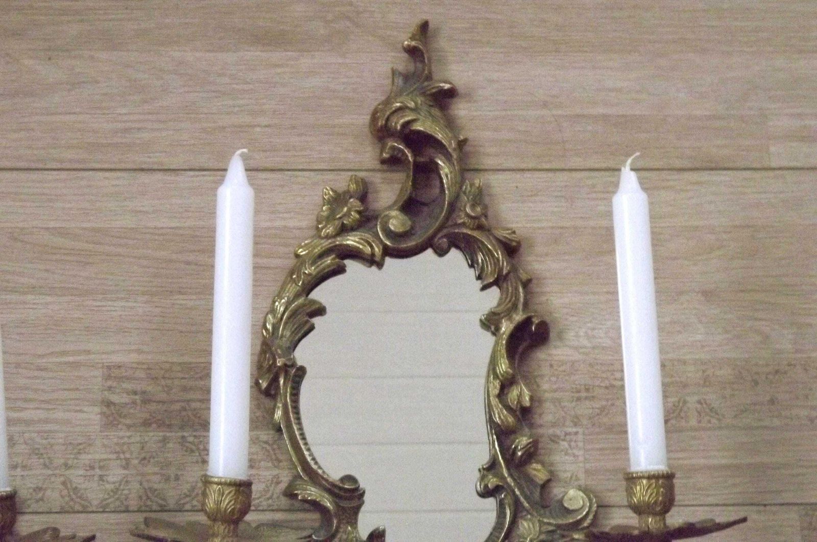 Paire d'appliques murales françaises d'époque à double bougeoir en bronze et miroir   Luminaires français d'époque. Appliques murales à miroir. Appliques baroques. photo for sale