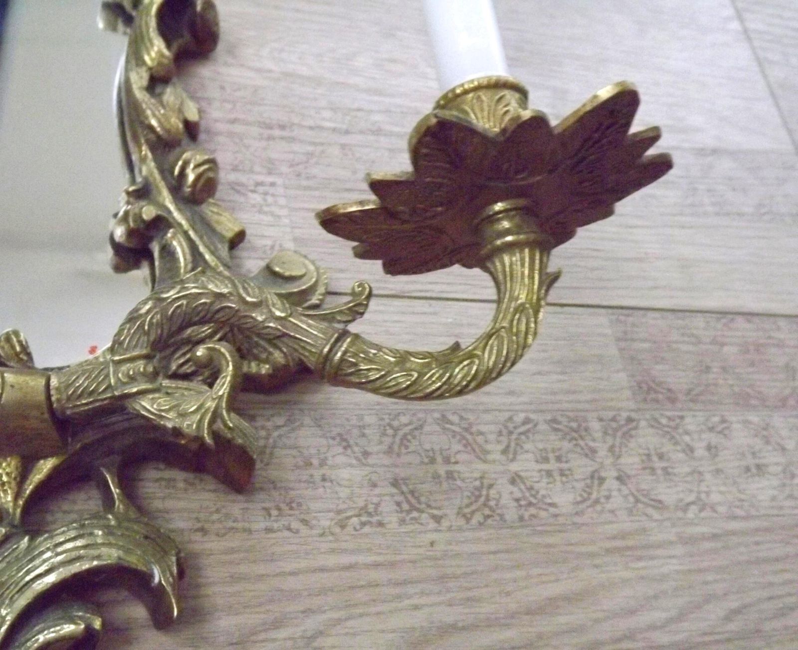 Paire d'appliques murales françaises d'époque à double bougeoir en bronze et miroir   Luminaires français d'époque. Appliques murales à miroir. Appliques baroques. photo vintage