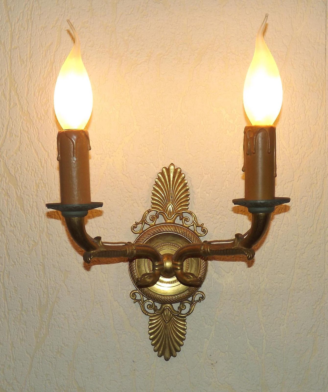 Applique murale double d'époque Empire, bronze, détails d'éventail et de cygne, France   Luminaires d'époque français. Applique double Empire. Luminaire en bronze. photo for sale