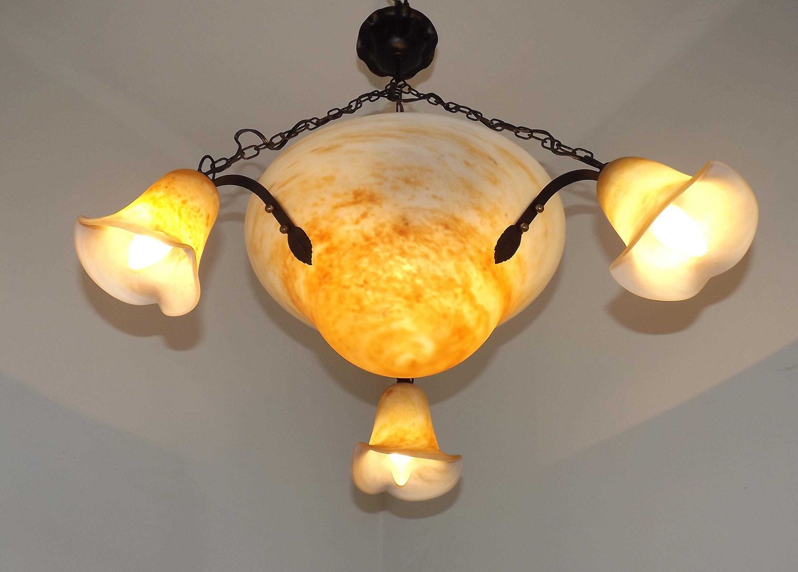 Franse Vintage Zwart Metalen Hanglamp Met 4 Lichtpunten, Art Glass Kap En Schaal – Franse Vintage Verlichting. Art Glass Kappen. Vintage Hanglamp. photo Verlichting
