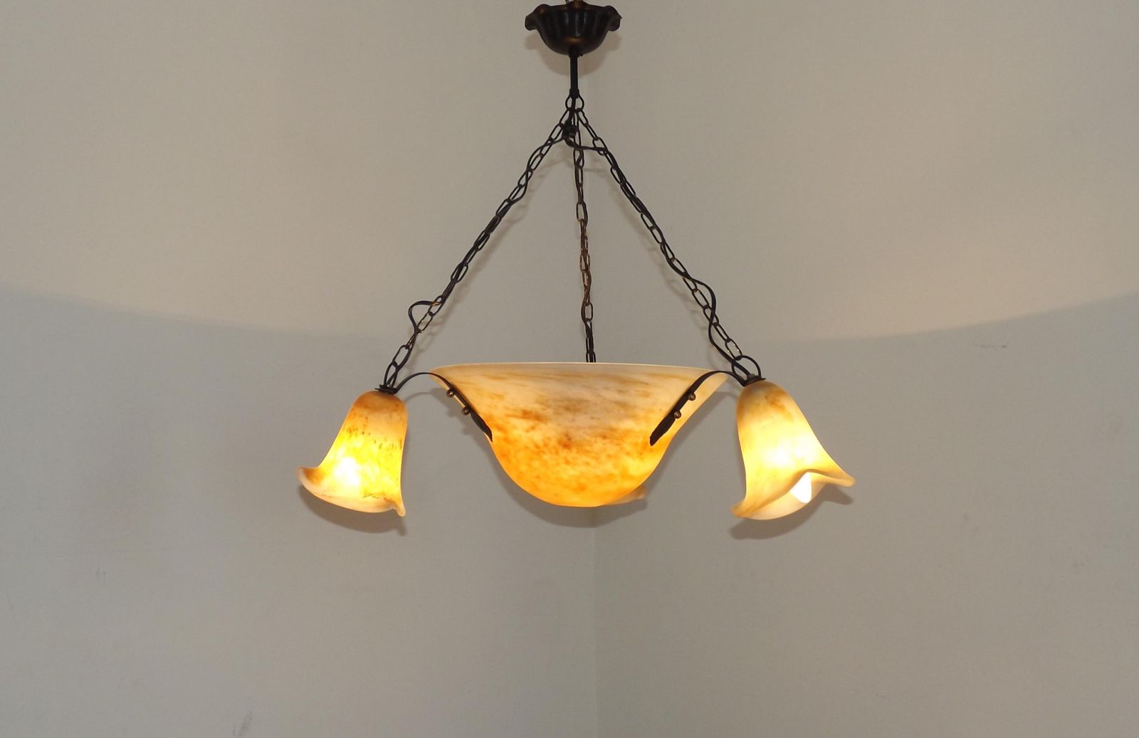 Franse Vintage Zwart Metalen Hanglamp Met 4 Lichtpunten, Art Glass Kap En Schaal – Franse Vintage Verlichting. Art Glass Kappen. Vintage Hanglamp. photo 275.0