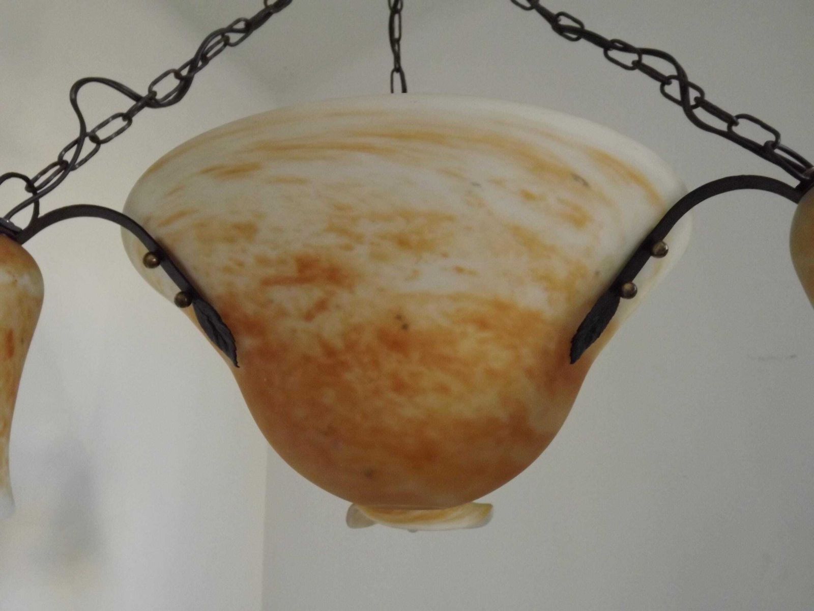 Franse Vintage Zwart Metalen Hanglamp Met 4 Lichtpunten, Art Glass Kap En Schaal – Franse Vintage Verlichting. Art Glass Kappen. Vintage Hanglamp. photo vintage