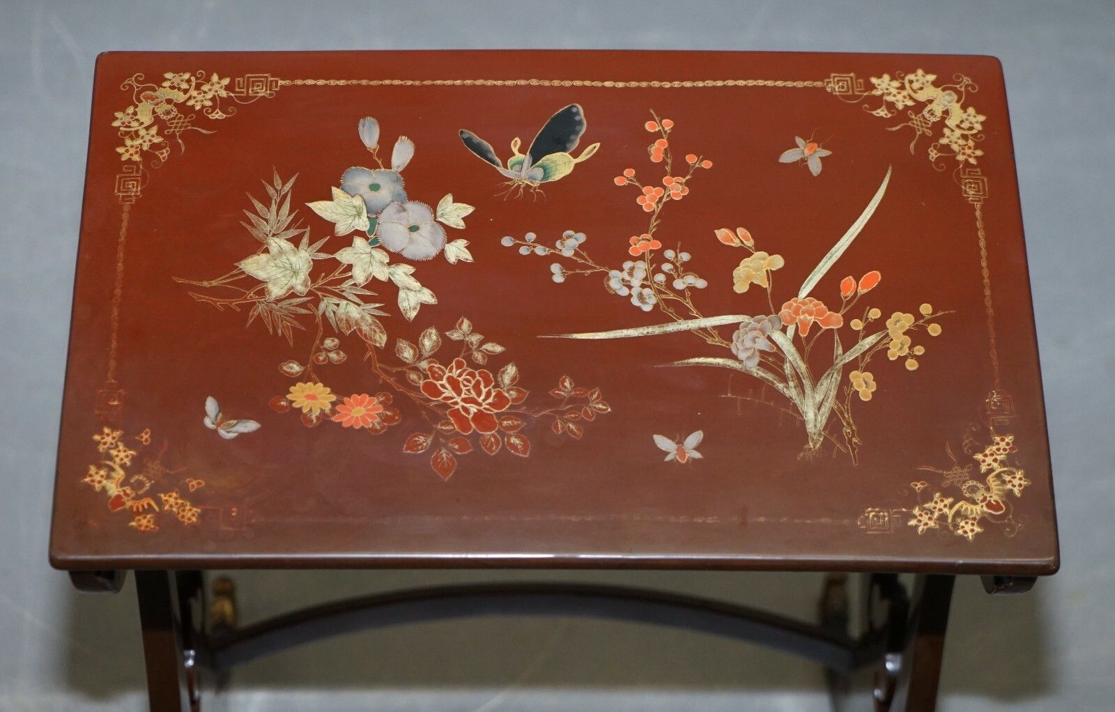Sublim Nest Of 4 Circa 1880 Chinese Export Brown Lacqurered Tables Hand Painted photo vintage