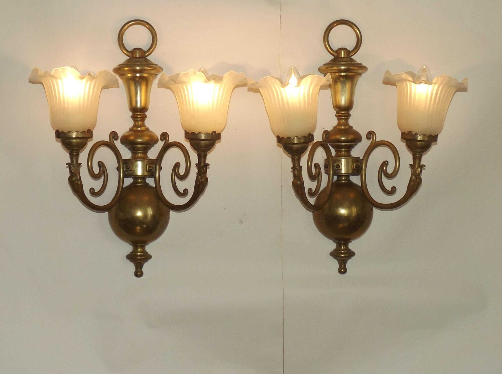 Paar Grote Franse Empire Messing Wandlampen Met Zwaandetail En Opaalglazen Kappen – Vintage Franse Verlichting. Paar Wandarmaturen.