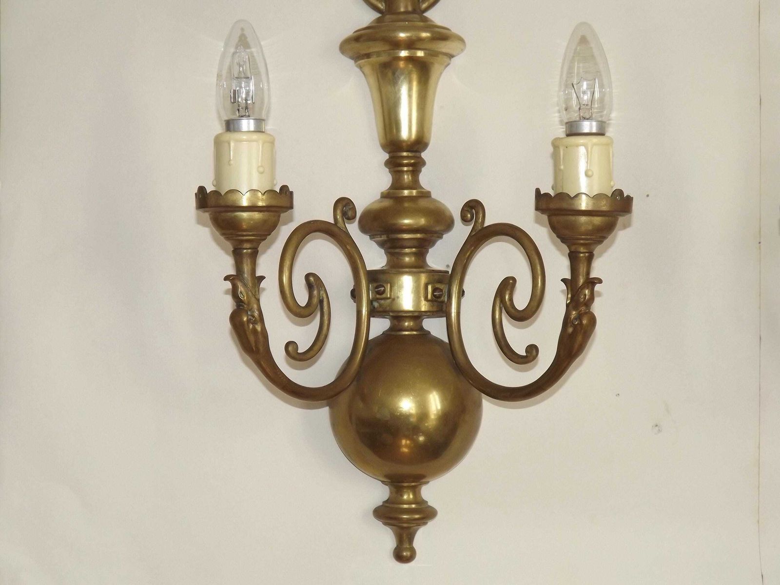 Paar Grote Franse Empire Messing Wandlampen Met Zwaandetail En Opaalglazen Kappen – Vintage Franse Verlichting. Paar Wandarmaturen. photo 385.0